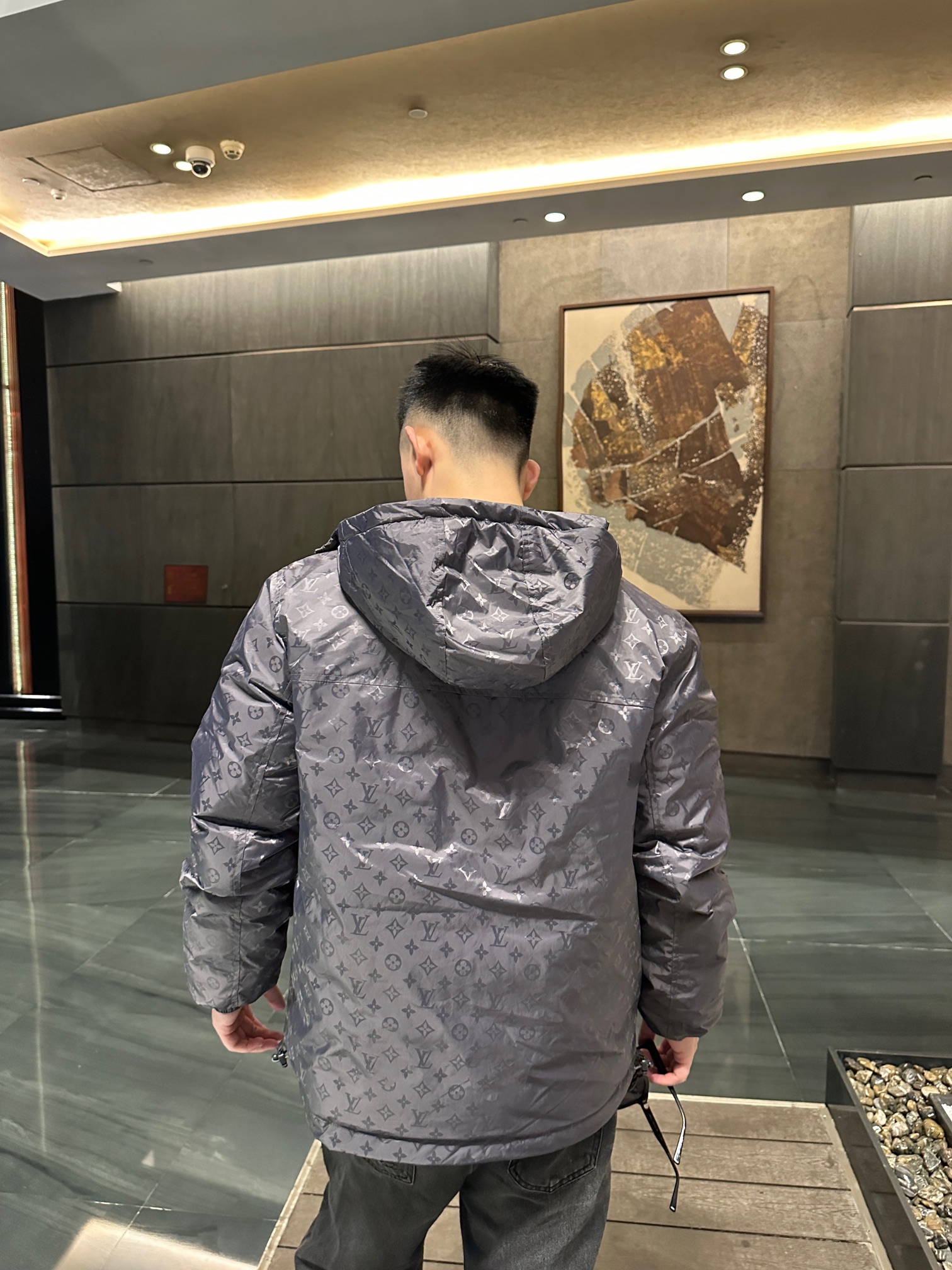 羽绒服-。 1V秋冬新款老花满印羽绒服外套采用宽松的剪裁样式，旨在倾力诠释品牌标志性元素，衣身全幅饰有印