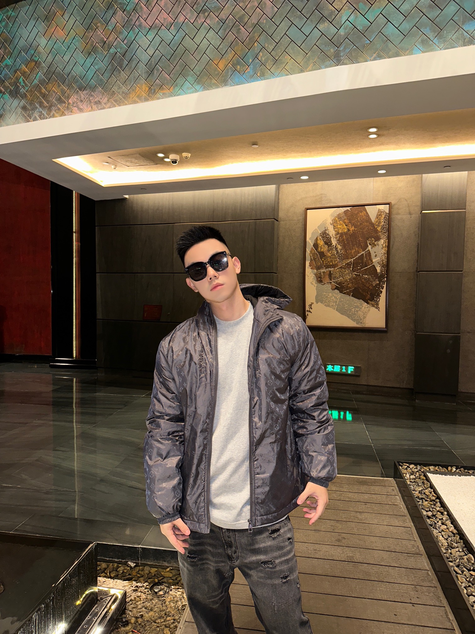 NO:537775,Down jacket -. 1V autumn and winter new old-fashioned down jacket jacket adopts loose tailoring style, aiming to interpret the brand's iconic elements. The whole body is decorated with printed patterns, with strong visual impact effect and distinct recognition. The thickness is moderate and the warmth is superior, giving you the best wearing experience in winter!  Color black light gray dark gray Size S-XL,,jackets & coats,down jacket,alexander wang19860909羽绒服-. 1V秋冬新款老花满印羽绒服外套 采用宽松的剪裁样式,旨在倾力诠释品牌标志性元素,衣身全幅饰有印花图案,视觉冲击效果极强,辨识度鲜明.厚度适中,保暖性优越,给你在冬天带来最佳的穿着体验！ 颜色黑色 浅灰 深灰 尺码S-XL,,jackets & coats,down jacket,alexander wang,Men's clothing