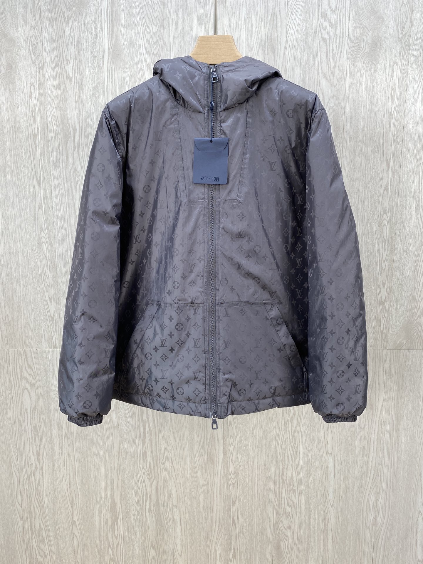 NO:548416,1V high-end customization 25FW autumn and winter new hooded down jacket Original 1:1 custom hardware accessories Absolutely high quality Use 90 white duck down filling, fluffy and full filling, super heavy fabric with a perfect fit, pay attention to the super comfortable fabric, high-end quality Size S M YouL XL,, down jacket,hats,alexander wang198609091V高端定制 25FW秋冬新款连帽羽绒服 原1:1订制五金配件 绝对的高品质 采用90白鸭绒填充 充羽量蓬松饱满 超级重面料做工杠杠的版型完美 注意面料超舒服 高端品质 尺码S M你L XL,,down jacket,hats,alexander wang,Men's clothing