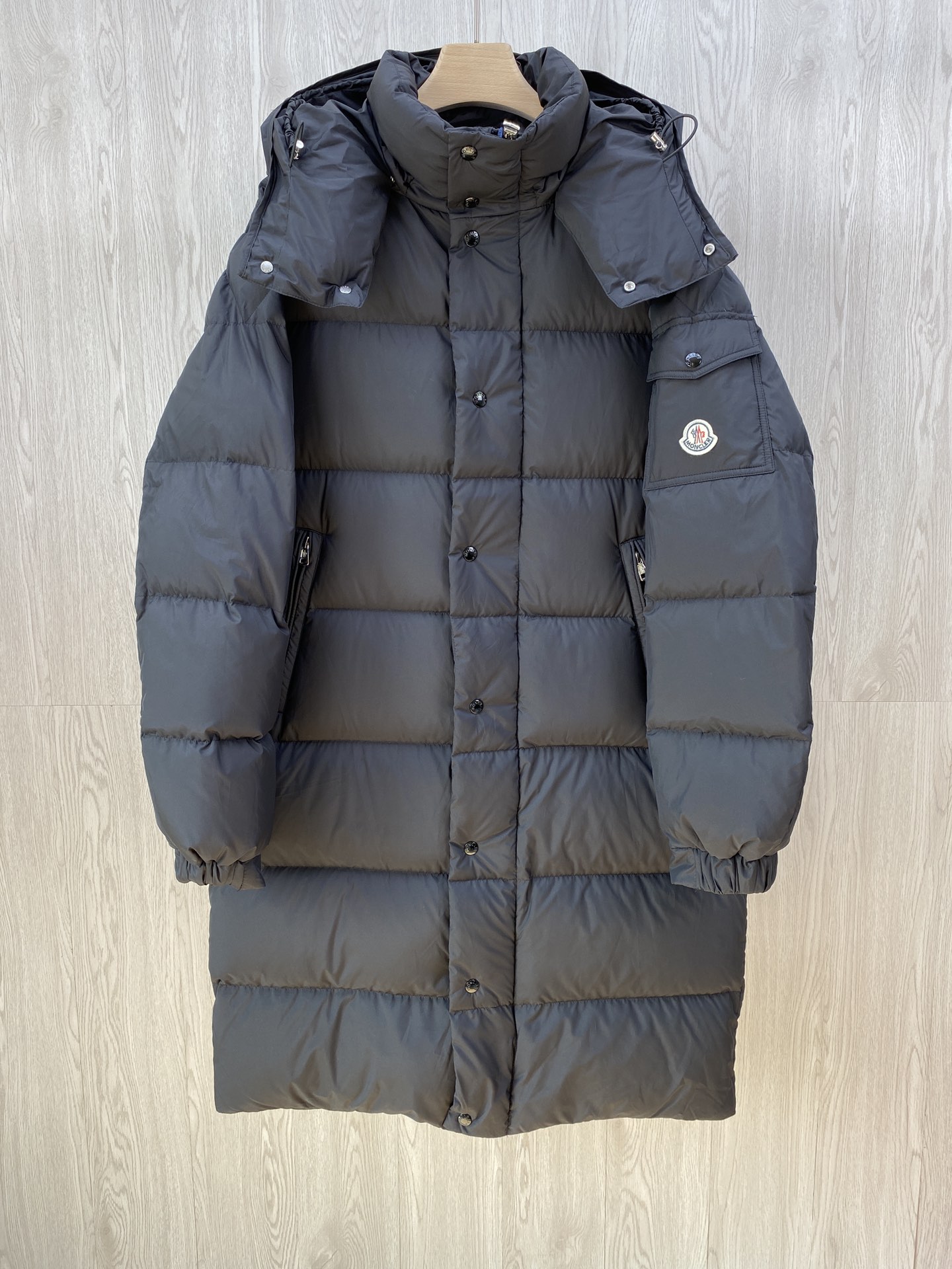 P510  高版本 鹅绒男士雾面哑玛雅长款羽绒服  入秋第一款男士系列长款 ，标志logo图案 SS品控渠道 高端品相上身效果相当好看。Moncle*盟可睐 蒙口vezere长款羽绒服

男士哑光长款连帽外套 客供手感面料 数量极少 秋冬男士高端羽绒 填充国际90白鸭绒。  这么好看的一款 男士们能下手的尽快下吧，后面是没有货。 高密面料， 对标入柜的好品质，对工艺相当严谨， 版型用料做工，也是无可挑次的，上身的气质也是拿捏的稳稳 可以说是相当棒，唯一的就是货不够分，之前拿到货的老铁真是个个满意 做工，面料都是相当NICE, 任何人都可以驾驭的款，送老公 送男朋友 送家里人 ，效果相当棒，各部位恰到好处。 上身大气干练，通勤商务休闲都实用。 这个设计出彩的很

码数 0 1 2 3 4。