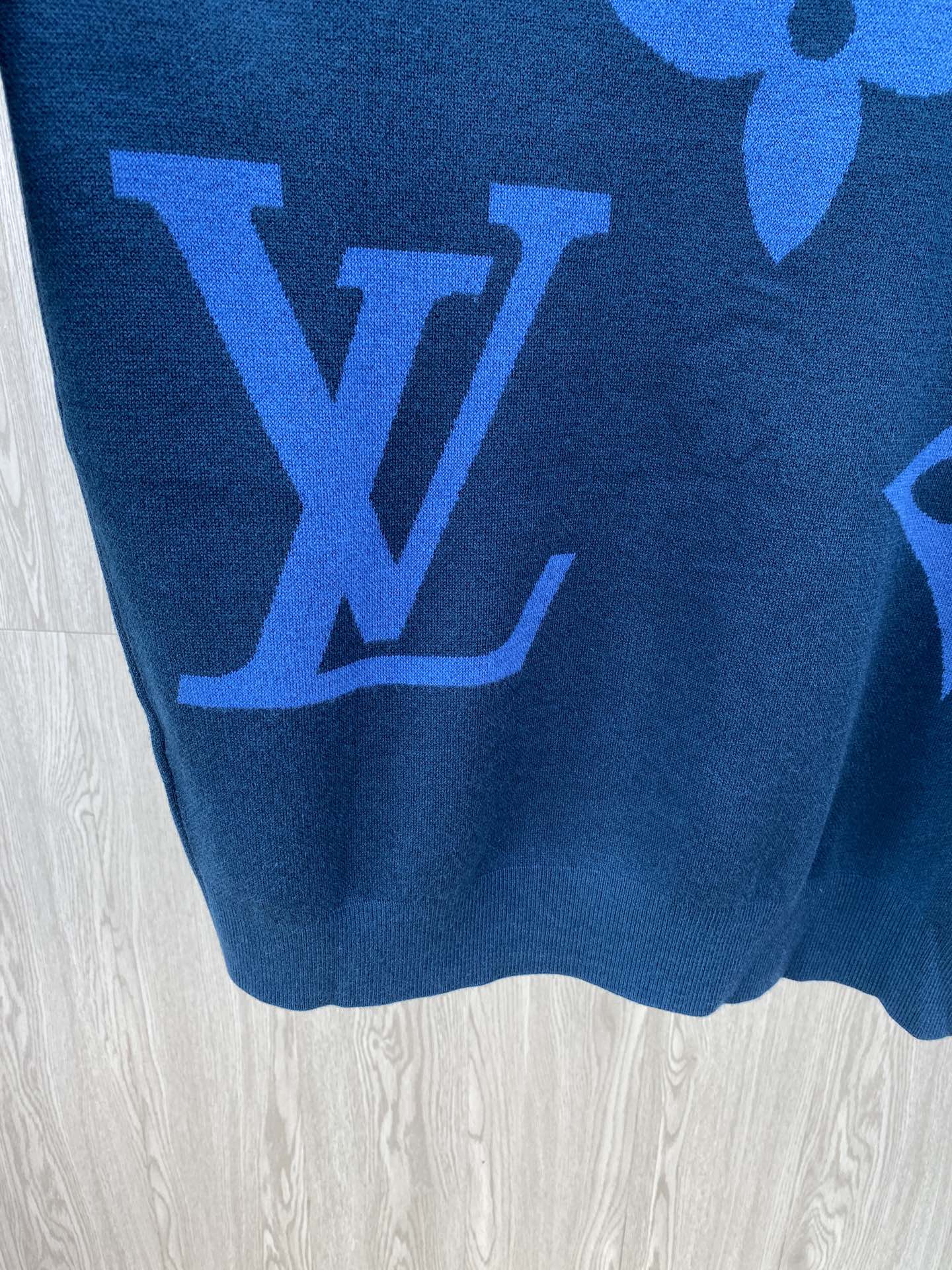 V藏青色大兰花Monogram标识嵌花毛衣经典Monogram图案标识再次全新演绎法式高奢韵味大大的lo