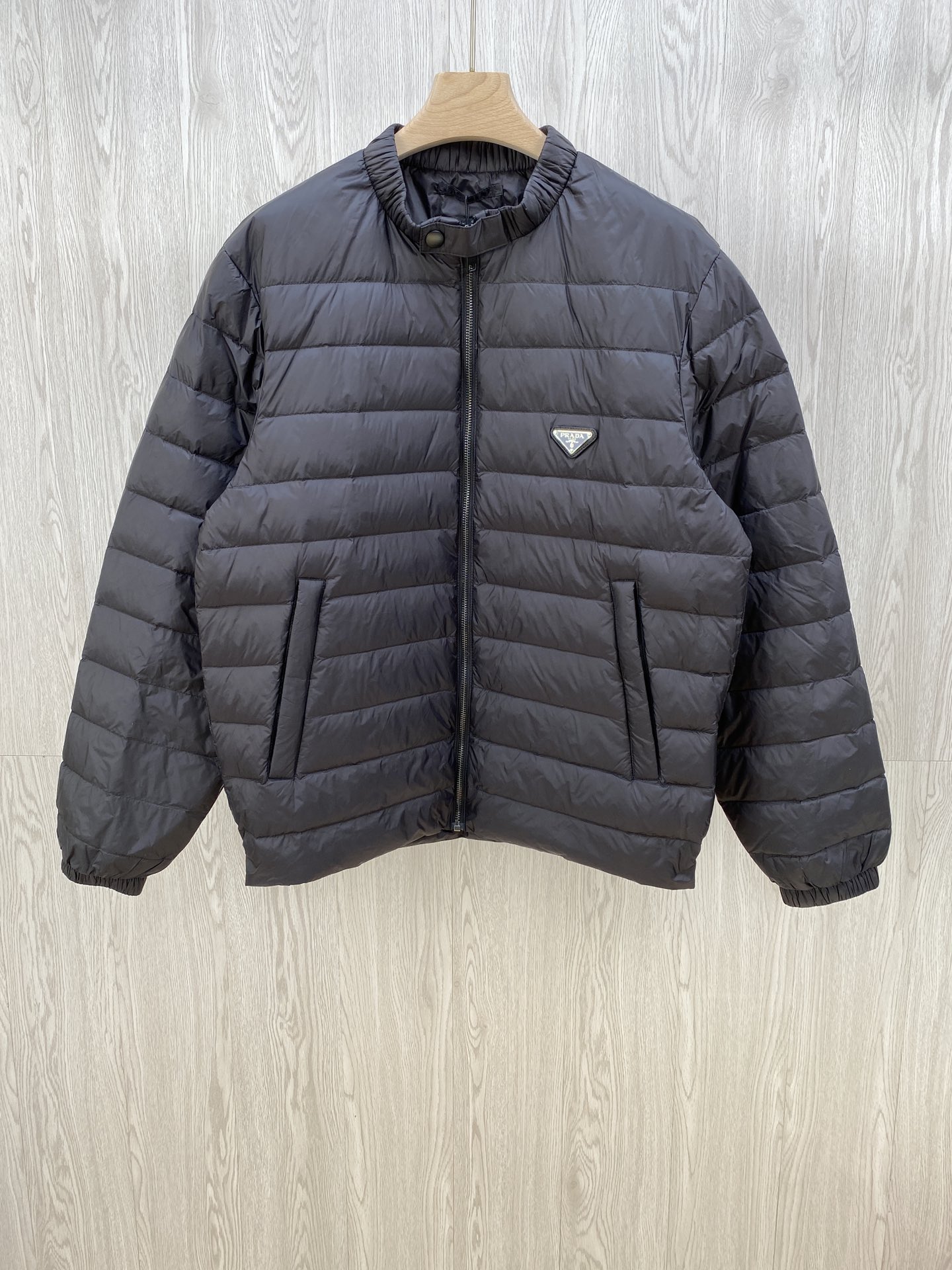 NO:548402,PraFW autumn and winter new product, triangular light and thin down jacket. Classic simple and versatile style, can be controlled in any occasion. Essential style and style, light and comfortable touch. National standard 90 white duck down, light and warm. It is a lightweight art based on 'grams', ultra-fine and soft nylon fabric, worn as thin as light wings, soft and glutinous. Quiet touch, embrace temperature, light warmth and responsibility, high-quality filling and warmth, belongs to the full score standard for winter, 48 50 52 54.,,prada, down jacket, alexander wang19860909PraFW秋冬新品 三角标轻薄款羽绒服.经典简约百搭款,任何场合皆能驾驭.精干的款式格调,轻盈舒适的触感.国标90白鸭绒,轻盈且温暖.它是一种以“克”为单位的轻量艺术,超细轻柔尼龙面料,穿着薄如轻翼、亲肤软糯. 安静的触感,拥抱的温度轻盈暖意担当,高品质充绒保暖舒适,属于冬日的满分标配,码数 48 50 52 54.,,prada,down jacket,alexander wang,Men's clothing