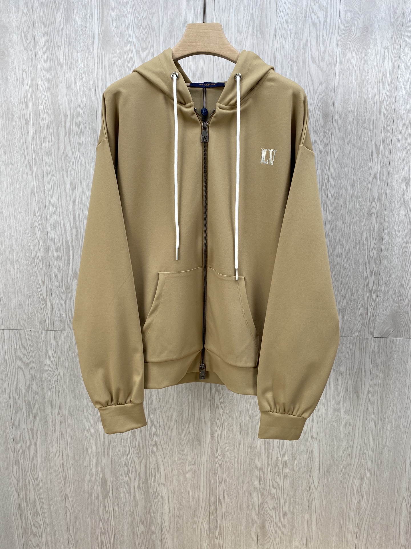 NO:524752,25 autumn and winter new donkey V light gold logo printed casual hooded sweatshirt 25 early spring new sports and casual hooded versatile commuting basic style, excellent khaki color matching, reinterpreting the fashion aesthetics of donkey V. Guest-supplied jersey knitted cotton fabric, the feel and drape can feel different, with the drooping feeling of air-layer fabric and the softness of cotton. Double-head chiseled metal zipper placket knitted screw mouth neat and delicate, highlighting the retro sports style and adding charm. The slightly loose version is more suitable for matching with various trendy and fashionable styles. Logo printing highlights the unique charm of modern cutting technology and the brand, with uniform and bright colors, comfortable and breathable texture, interpreting the retro sports style. The same style for men and women, color khaki. S-L,,louis vuitton,hoodie,sweatshirts,hats,alexander wang1986090925秋冬新品驴V淡金色标识印花休闲连帽卫衣 25早春新款运动休闲连帽衫,百搭通勤的基础款,气质绝佳的卡其配色,重新演绎驴V的时尚美学.客供平纹针织棉面料,手感及垂坠感就可以感受到不一样,拥有空气层面料的垂感以及棉质的柔软特性.双头凿刻金属拉链开襟针织螺口工整细致严密,突显复古运动风范增添魅力.微宽松版型更为适合搭配各种潮流时尚造型.标识印花彰显现代裁剪工艺及品牌的独特魅力,色泽均匀艳丽,质感舒适透气演绎复古运动风范.男女同款  颜色卡其色.码数S-L,,louis vuitton,hoodie,sweatshirts,hats,alexander wang,Men's clothing