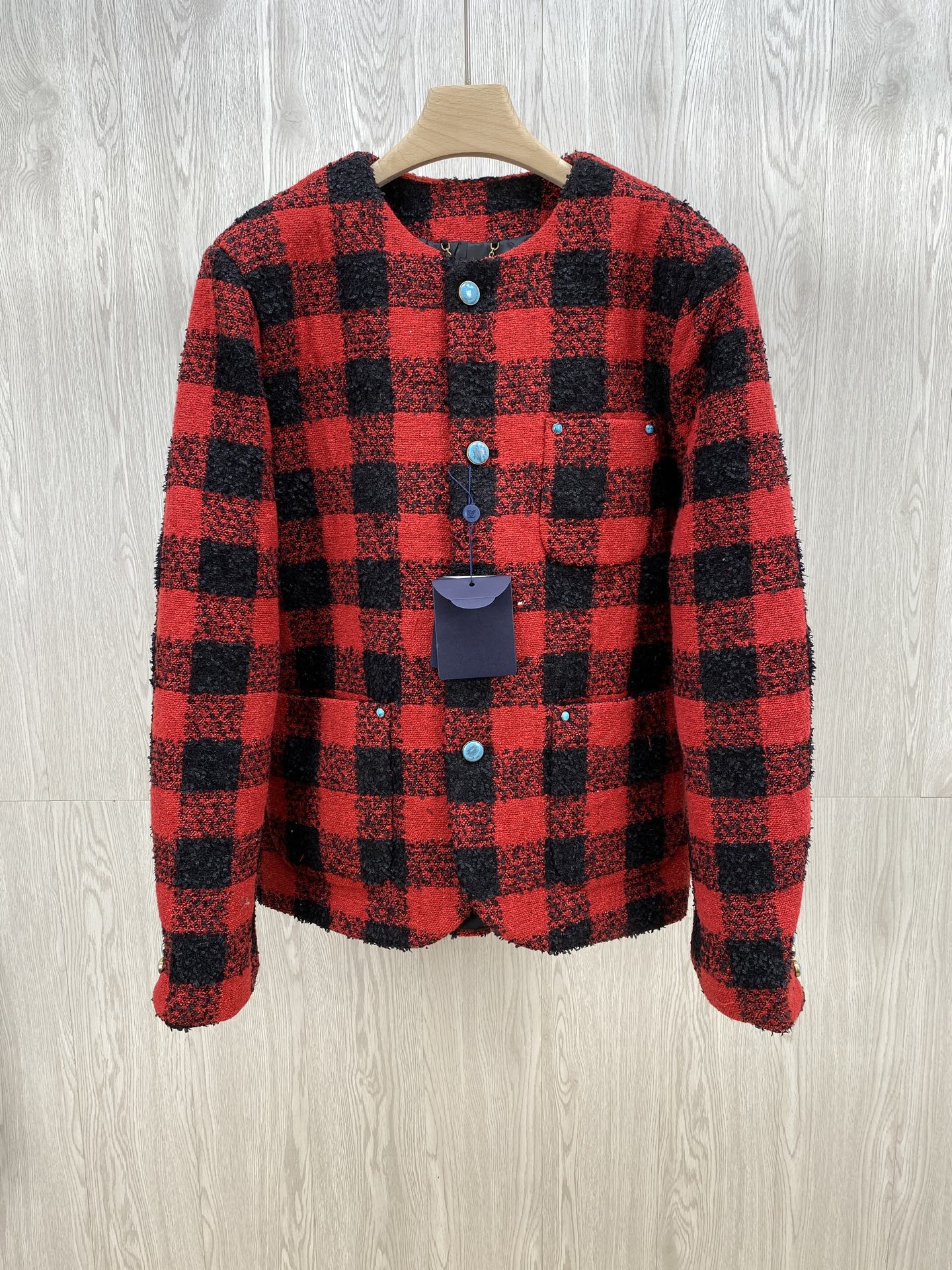 NO:121409,1v red turquoise suit jacket. The fabric is made of wool cotton viscose fiber blend material. The fabric is made of high-temperature shaped composite air layer to achieve the original three-dimensional effect. The alignment patch pocket design is designed. The threshold is made of new natural turquoise buckles. The pearl face is clearly and delicate, and hand-engraved. The cuffs are paired with ancient gold buckles, the leather hook is paired with bronze chains, a full set of open mold custom hardware accessories, and the three-standard auxiliary materials are fully equipped. The inner lining is customized for one month. The copper-ammonia fiber chess board lattice dark pattern jacquard inner lining, which is different from all low-end products on the market. Size: 46 48 50,,jackets & coats,jackets & coats,business suit,alexander wang198609091v红色绿松石西装夹克外套.面料采用羊毛棉粘胶纤维混纺材料,面料通过高温定型复合空气层,使达到原版的立体效果,对位贴袋设计,门槛采用新款天然绿松石扣做开合,珍珠面刻字清晰细腻、手工刻字.袖口搭配古金四合扣点缀,真皮吊钩搭配古铜链条,全套开模定制五金配件,三标辅料配备齐全.内里内衬定制周期一个月铜氨纤维棋盘格暗纹提花内里,区别市面所有低端货.Size:46 48 50,,jackets & coats,jackets & coats,business suit,alexander wang,Men's clothing