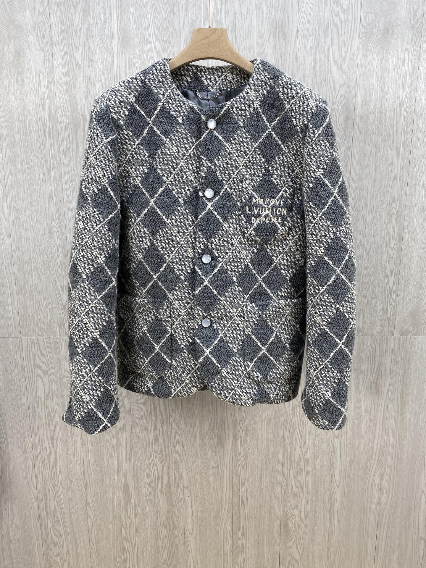 NO:121411,1v gray turquoise suit jacket. The fabric is made of wool cotton viscose fiber blend material. The fabric is shaped and combined with 200d high temperature to achieve the original three-dimensional effect. The alignment patch pocket design is designed. The threshold is made of new natural turquoise buckles. The pearl face is clearly and delicate, and the hand-engraved. The cuffs are matched with ancient gold buckles, the leather hook is matched with bronze chains, a full set of open mold custom hardware accessories, and the three-standard auxiliary materials are fully equipped. The inner lining is customized for one month. The copper-ammonia fiber chess board lattice dark pattern jacquard inner lining, which is different from all low-end products on the market. Size: 46 48 50,,jackets & coats,jackets & coats,business suit,alexander wang198609091v灰色绿松石西装夹克外套.面料采用羊毛棉粘胶纤维混纺材料,面料通过高温定型复合200d,使达到原版的立体效果,对位贴袋设计,门槛采用新款天然绿松石扣做开合,珍珠面刻字清晰细腻、手工刻字.袖口搭配古金四合扣点缀,真皮吊钩搭配古铜链条,全套开模定制五金配件,三标辅料配备齐全.内里内衬定制周期一个月铜氨纤维棋盘格暗纹提花内里,区别市面所有低端货.Size:46 48 50,,jackets & coats,jackets & coats,business suit,alexander wang,Men's clothing