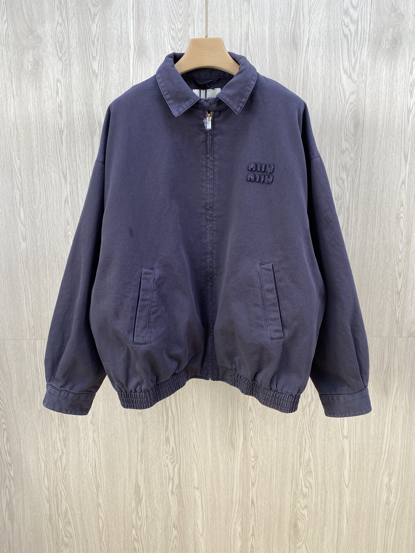 NO:121413,Miumiu Navy Heavy Wash Jacket. It is a simple but not simple product of MiuMiu series products. It uses 21 double-strand fabrics. The fabric weighs up to 320G/M. It is made of 108*72 weaving. It is made of full-craft beige fabrics to make ready-made clothes and then dye them in the ready-made clothes. The overall clothes have gone through 110 days of construction, which is quite time and energy. It brings you the most sincere product this spring. After the ready-made clothes are completed, you have to go to the ready-made clothes dyeing factory for the ready-made clothes finishing process. We used Asuite dye imported from Spain and have already made a heavy book to make this product. It has also been 45 days since the dye of this color has basically no possibility of turning the order. If you like it, don’t miss this Miu item. Number of codes 40 42 44.,,miumiu, jackets & coats, jackets &  coats,alexander wang19860909miumiu藏青重磅洗水夹克外套.是MiuMiu系列产品简约而不简单的产品,采用21支双股面料 面料克重高达320G/M,采用108*72织法定织而成 用全工艺米白色布料 做成衣 然后进行成衣染色做旧 整体衣服经历了110天的工期,  相当耗费时间和精力.给大家带来今年开春 最有诚意的产品.成衣完成后,要到成衣染色厂进行成衣整染工艺,我们采用了西班牙进口的阿苏特染料,已经下了重本去制作这款产品,定这款颜色的染料,也经过了45天的时间,所以基本没有了翻单的可能,喜欢就不要错过这款Miu单品.码数40 42 44.,,miumiu,jackets & coats,jackets & coats,alexander wang,Men's clothing