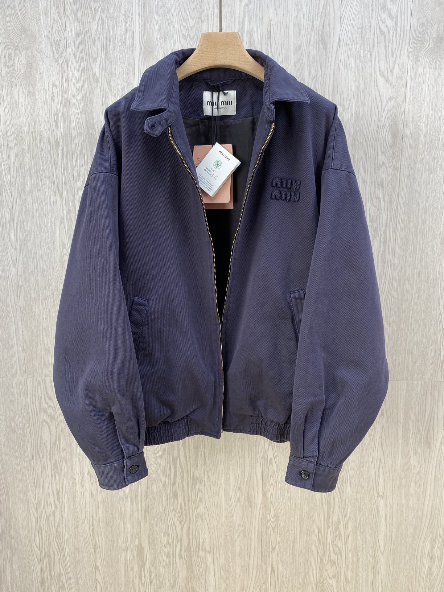 NO:121415,Miumiu Navy Heavy Wash Jacket. It is a simple but not simple product of MiuMiu series products. It uses 21 double-strand fabrics. The fabric weighs up to 320G/M. It is made of 108*72 weaving. It is made of full-craft beige fabrics to make ready-made clothes and then dye them in the ready-made clothes. The overall clothes have gone through 110 days of construction, which is quite time and energy. It brings you the most sincere product this spring. After the ready-made clothes are completed, you have to go to the ready-made clothes dyeing factory for the ready-made clothes finishing process. We used Asuite dye imported from Spain and have already placed a heavy book to make this product. It has also been 45 days since the dye of this color has basically no possibility of turning the order. If you like it, don’t miss this Miu item. Number of codes 40 42 44,,miumiu, jackets & coats, jackets &  coats,alexander wang19860909miumiu藏青重磅洗水夹克外套.是MiuMiu系列产品简约而不简单的产品,采用21支双股面料 面料克重高达320G/M,采用108*72织法定织而成 用全工艺米白色布料 做成衣 然后进行成衣染色做旧 整体衣服经历了110天的工期,  相当耗费时间和精力.给大家带来今年开春 最有诚意的产品.成衣完成后,要到成衣染色厂进行成衣整染工艺,我们采用了西班牙进口的阿苏特染料,已经下了重本去制作这款产品,定这款颜色的染料,也经过了45天的时间,所以基本没有了翻单的可能,喜欢就不要错过这款Miu单品.码数40 42 44,,miumiu,jackets & coats,jackets & coats,alexander wang,Men's clothing