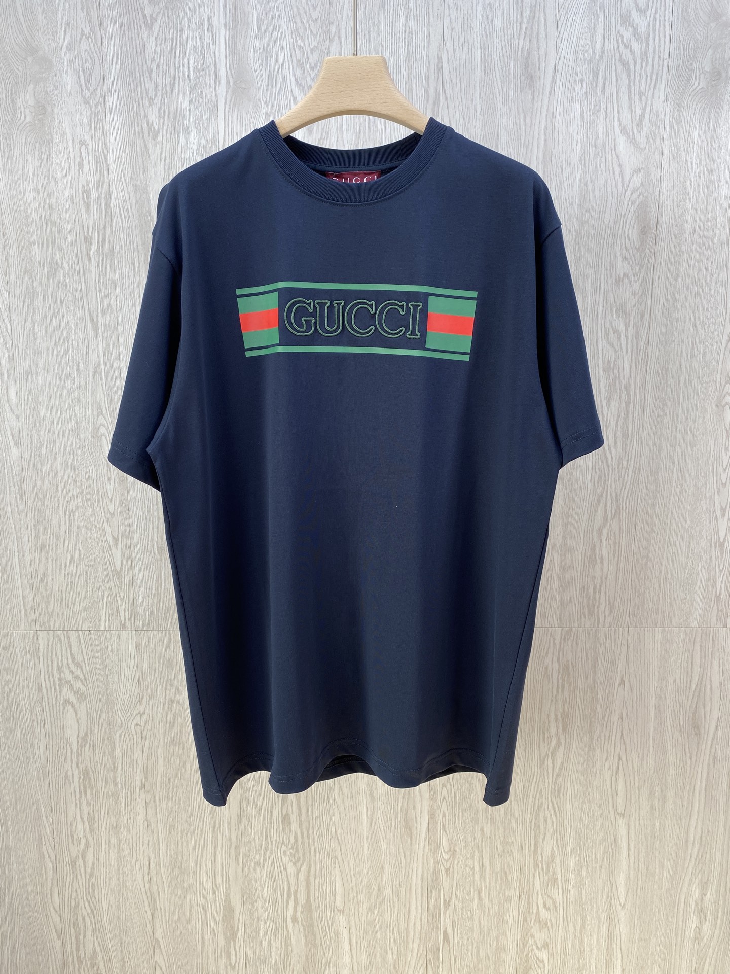 NO:121424,GU flag print and embroidered round neck short sleeves. The colors are sold in white and blue. Fine velvet knitted cotton fabric, GU webbing flag printing, three-dimensional embroidery process, round neck short sleeves, standard version, full set of auxiliary materials. Pure cotton knitted plain fabric is made of 15S fine cotton plain fabric, 230g; matched with 32S double yarn thread, 300g. Plain weave fabric made of cotton fiber treated with combed process. Compared with ordinary cotton fabrics, its fiber arrangement is more neat and dense, so it has better texture and luster. 15S fine cotton plain fabric is a high-quality cotton fabric, which has the characteristics of softness, comfort, good breathability, and good durability. # Silicone oil high-density elastic paste printing  Silicone oil high-density elastic glue printing is a special printing process with good elasticity and adhesion. The scratch resistance of high-density elastic glue is 5 times that of ordinary glue, which can ensure that the printing pattern is not easily scratched during wear and use. Good washing resistance, even after multiple washings, the printing pattern can still remain clear and bright. # Three-dimensional needle embroidery process The main body of the letter adopts precision needle embroidery process; the embroidery is very fine and dense, the pattern is clear and the line feel is strong. The line is combined with the encryption process, and the embroidery body has a subtle matte visual texture; the embroidery effect is three-dimensional and full. The flat embroidery thread is uniquely designed, and the embroidery is very fine and dense; the overall stitching is fine and the texture is consistent, which adds a sense of layering to the simple design. # Round neck straight cylinder version  Loose clothes cut, no body typing or body shape. Round neck collar, shoulder line drops shoulder width, no shoulder width, elastic inserts are embedded inside to prevent multiple wear and washing clothes. The cuffs and bottom edges of the hem are used to fix the double-bright edges. Number of codes XS S M L.,,T-shirt,alexander wang19860909GU旗帜印绣圆领短袖.发售色系白色、蓝色 细绒针织棉面料、GU织带旗帜印花、立体刺绣工艺、圆领短袖、标准版型、全套辅料配备 纯棉质针织平纹面料 采用15S精棉平纹面料,230g；搭配32S双纱螺纹,300g.采用精梳工艺处理的棉纤维制成的平纹织物,相对于普通棉布而言,它的纤维排列更加整齐、密度更高,因此具有更好的质地和光泽.15S精棉平纹面料是一种高品质的棉质面料,具有柔软舒适、透气性好、耐用性好等特点. # 硅油高密度弹力胶浆印花 硅油高密度弹力胶浆印花是一种特殊的印花工艺,具有良好的弹性和附着力,高密度弹力胶浆的抗刮性能是普通胶浆的5倍,能够确保印花图案在穿着和使用过程中不易被刮损.良好的耐洗水性,即使在多次洗涤后,印花图案依然能够保持清晰和鲜艳. # 立体挨针刺绣工艺 字母主体采用精密挨针绣工艺；刺绣非常精细针法绵密,图案清晰且线条感和立体感强.亚麻材质绣线结合加密处理,绣体具有微妙的哑光视觉质感；刺绣效果立体饱满.平绣的挨针走线独特设计,刺绣非常精细针法绵密；整体针脚细密,精细度质感一致,为简约设计增添了层次感. # 圆领直筒版型 宽松衣型裁剪,不束身不限制身型.圆领领口,肩线落肩,不限制肩宽,内部做缝处以弹力嵌条的嵌入防止多次穿洗后衣身走行.袖口、下摆底边采用的分别专机辑双明线收边固定. 码数 XS S M L.,,T-shirt,alexander wang,Men's clothing