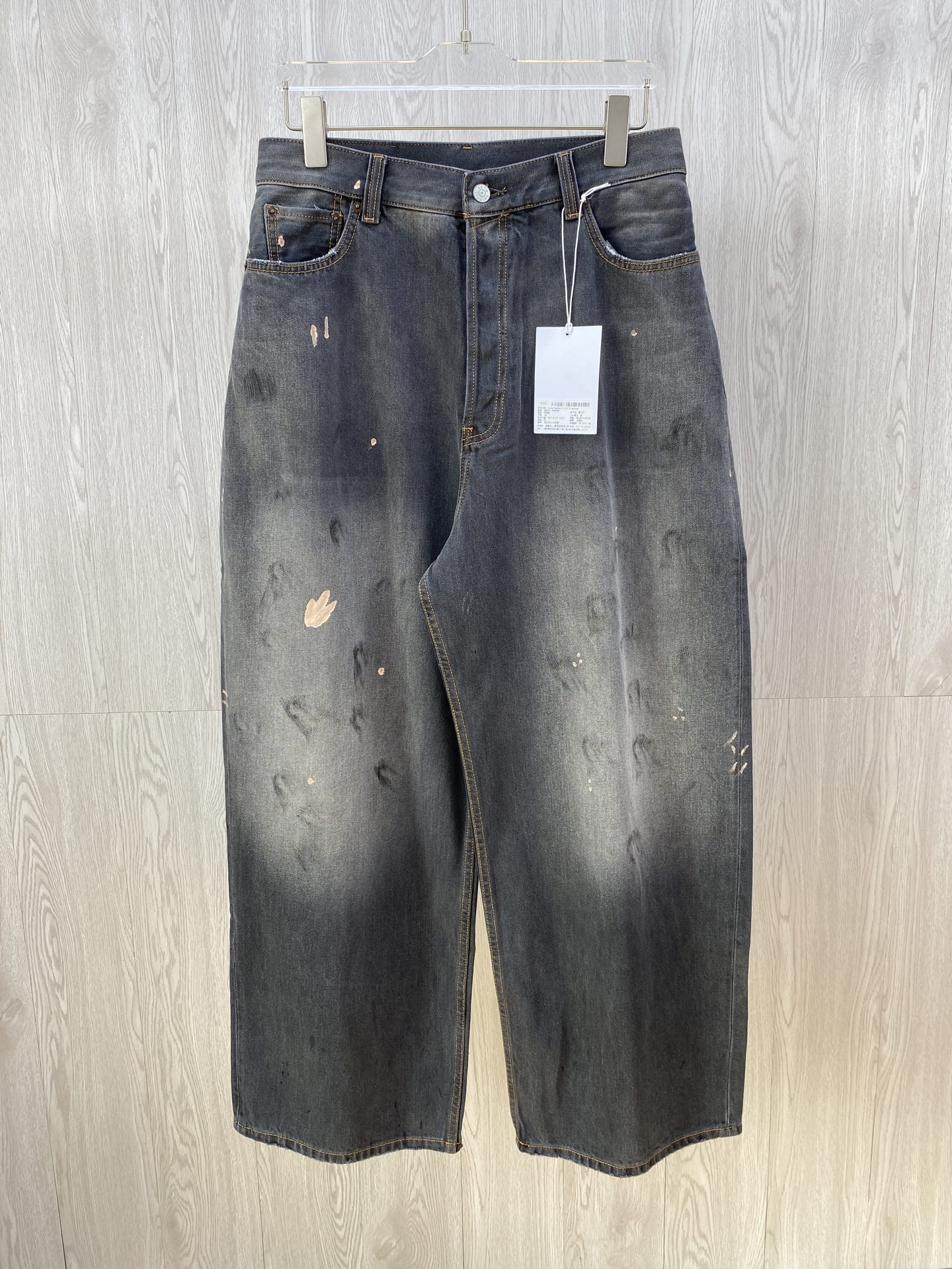 NO:121430,Acne loose fit M/M painted design jeans. The wide-leg fitting is radish greens, which is difficult to distinguish. So I bought it according to the waist circumference. Facing the use of hard, thicker and denser custom bamboo-joint denim cloth. The laundry washing water is actually the most difficult to adjust. To achieve this natural and smooth texture, countless changes and adjustments are required, and I also need to communicate with the washing master many times. The whole body sprays the monkey and hand-painted ink brushing is hired to hand-paint the washing style. The washing style is not ordinary black and gray, and it is more like 