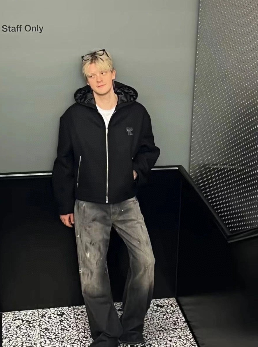 NO:121436,Acne wide-leg straight-tight small flared jeans. M/M painted design jeans. The micro-tag style is radish greens, which is difficult to distinguish. So I bought it according to the waist circumference. Facing the use of hard, thicker and denser custom bamboo denim cloth. The laundry washing water is actually the most difficult to adjust. To achieve this natural and smooth texture, countless changes and adjustments are required, and I also need to communicate with the washing master many times. The whole body sprays the monkey and hand-painted ink brushing is even hired to hand-paint the washing style. The washing style is not ordinary black and gray, and it is more like 