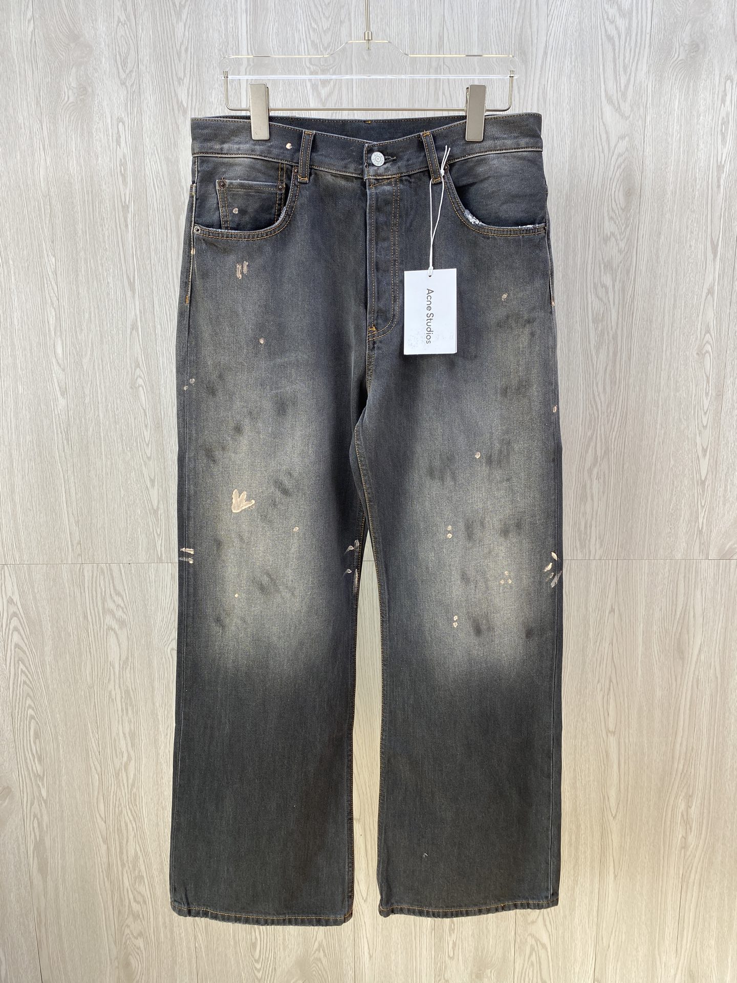 NO:121433,Acne wide-leg straight-tight small flared jeans. M/M painted design jeans. The micro-tag style is radish greens, which is difficult to distinguish. So I bought it according to the waist circumference. Facing the use of hard, thicker and denser custom bamboo denim cloth. The laundry washing water is actually the most difficult to adjust. To achieve this natural and smooth texture, countless changes and adjustments are required, and I also need to communicate with the washing master many times. The whole body sprays the monkey and hand-painted ink brushing is even hired to hand-paint the washing style. The washing style is not ordinary black and gray, and it is more like 