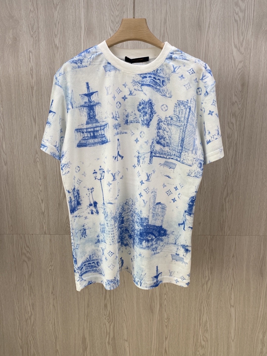 NO:127620,1V park printed round neck short-sleeved T-shirt. Beaded pure cotton fabric, standard style, Monogram city Walk printing, ribbed collar, full set of auxiliary materials equipped. 32S single yarn beaded shirt fabric, 210g; matched with fixed flat thread. The fabric is made of high-quality cotton yarn with yarn fineness of 32, with high density and softness. Used pure cotton yarn, this fabric has the natural advantages of pure cotton, which is soft and comfortable, has good hygroscopicity, and is not easy to produce static electricity. Monogram city Walk printing  After the full pattern pattern is processed by the image software, the computer control system will directly eject the printing ink onto the fabric through the nozzle of the inkjet printing machine according to the requirements to form the pattern pattern. It is an accurate printing controlled by a computer. The digital image has extremely high accuracy. After the digital image is formed, the drawing is adjusted and printed. After the drawing is adjusted, the ink is printed directly on the surface of the fabric. The code number S M L XL.,,shirts,T-shirt,tees,t-shirt,alexander wang198609091V公园印花圆领短袖T恤.珠地纯棉面料、标准版型、 Monogram city Walk 印花、罗纹衣领、全套辅料配备.32S单纱珠地衬衫面料,210g；搭配定织扁机螺纹.面料由高质量的棉纱制成纱线细度为32支,具有较高的密度和柔软度.使用了纯棉纱线,这种面料具有纯棉的天然优点,柔软舒适、吸湿性好、不易产生静电等.Monogram city Walk 印花 全副花型图案根据经过图像软件处理后,由计算机控制系统按照要求将印花墨水经由喷墨印花机的喷头直接喷射到织物上形成花型图案.是由计算机控制的精准喷印,数字图像在精度极高,形成数字图像后进行调图和喷印.调图后在数码印花机上进行喷墨打印,把墨水直接喷印在织物表面. 码数S M L XL.,,shirts,T-shirt,tees，t-shirt,alexander wang,Men's clothing