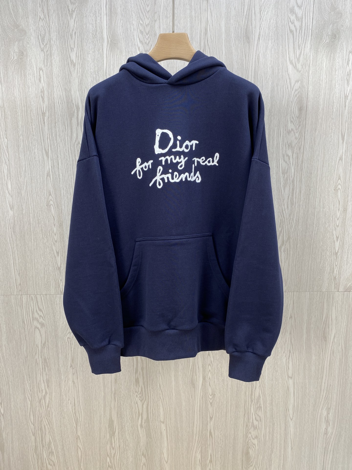 NO:127624,New CD / HYLTON NEL Loose-fitting sweatshirt This hooded sweatshirt displays the Di0r For My Real Friends logo from the DI0R AND HYLTON NEL co-branded series. It is carefully crafted from navy blue cotton velvet fabric, with contrasting embroidery on the front and practical kangaroo pockets. Casual tailoring, paired with ribbed bottom edges and cuffs, can be matched with a variety of casual outfits. Size XS S M L.,,dior,hoodie,sweatshirts,hats,alexander wang19860909Dio上新CD / HYLTON NEL宽松版型卫衣 这款连帽运动衫展示来自 DI0R AND HYLTON NEL 联名系列的Di0r For My Real Friends 标志.采用海军蓝色棉质起绒面料精心制作,正面饰以对比鲜明的刺绣,设有实用的袋鼠式口袋.休闲剪裁,搭配罗纹底边和袖口,可与各式休闲装扮搭配.码数XS S M L.,,dior,hoodie,sweatshirts,hats,alexander wang,Men's clothing