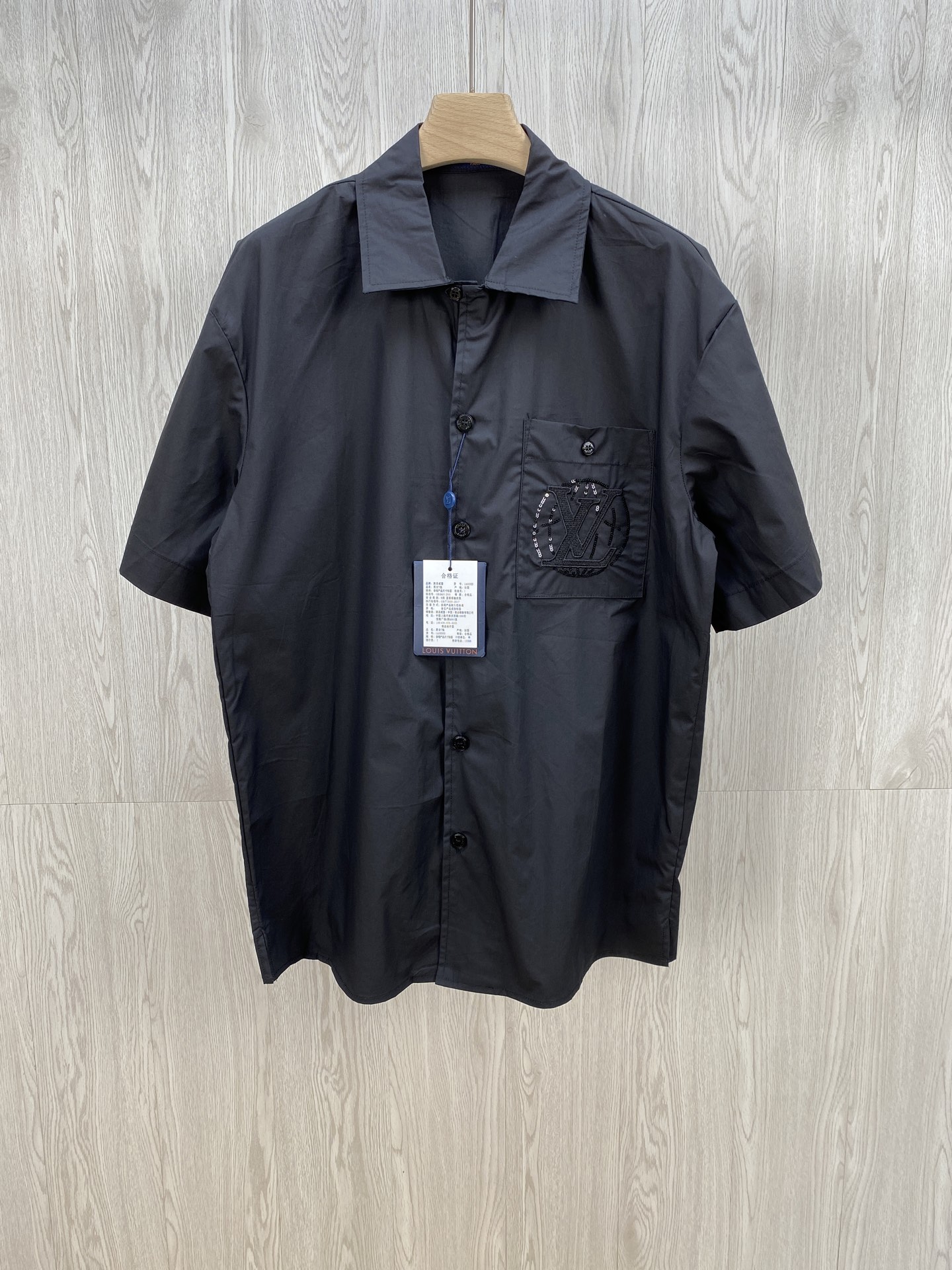 NO:139676,1V bead-sheet embroidered short-sleeved shirt. It uses customized 40-pin cotton double-strand plain shirt cloth inner 75D lining cloth. Japan imported Tajima embroidery machine to operate black beads. S M L XL.,,shirts,T-shirt,alexander wang198609091V珠片绣花短袖衬衫.采用定制40支精疏棉双股平纹衬衫布内里75D衬布.日本进口田岛刺绣机作业黑色绣珠片. 码数S M L XL.,,shirts,T-shirt,alexander wang,Men's clothing