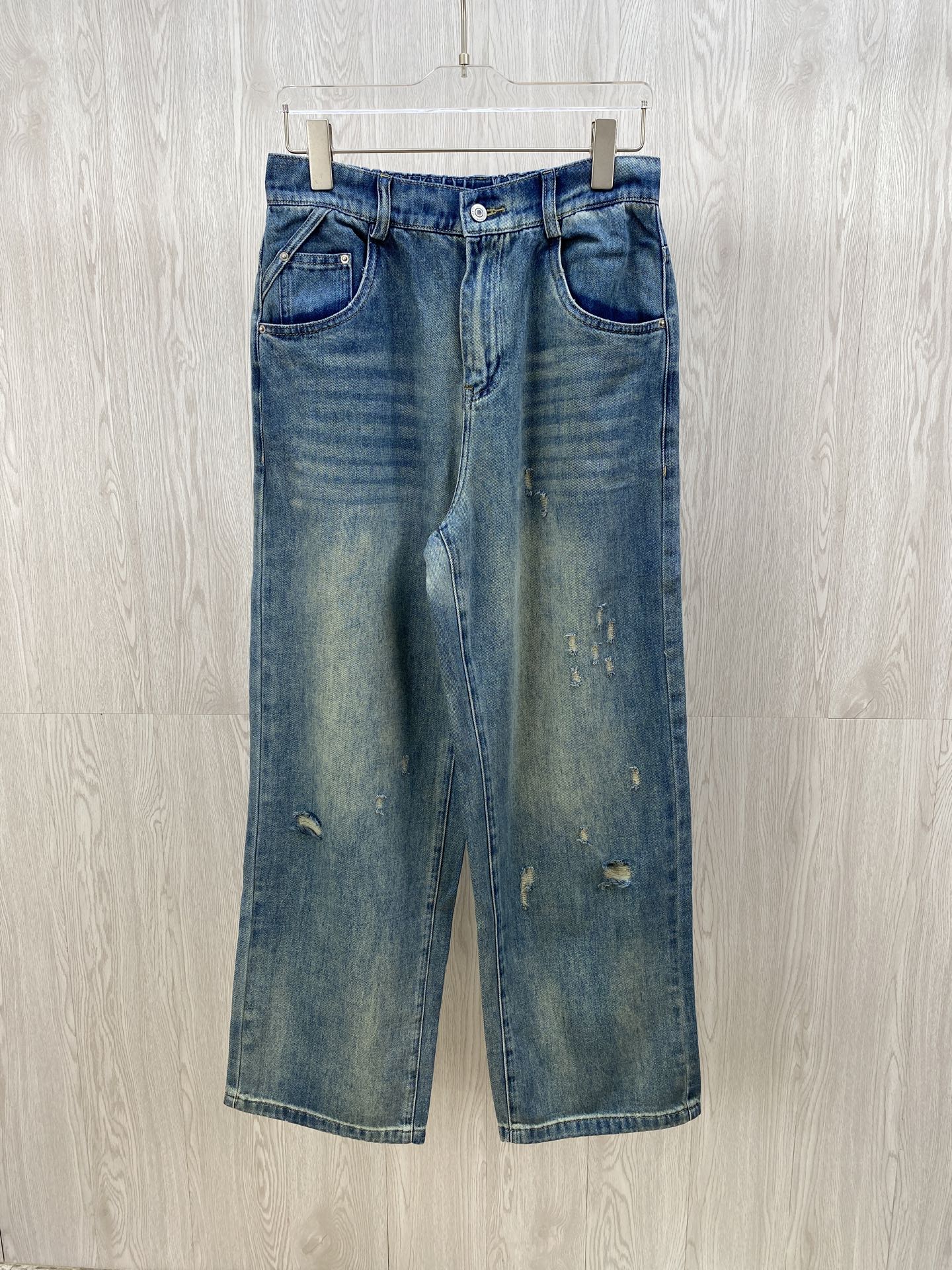 NO:139652,BV high ounces of old washing water destroys blue jeans. A must-have buyer who plays with high-end players!  !  High ounce wash water damage pants. The fabric is in stock. The brand specializes in fabric. The surface of the real thing is glossy, oily and waxy. The handle is very well-controlled. The pants are straight and loose. The length of the pants also makes the accumulation feel sufficient. All the details are chemically reacted to this heavy industry high-luxury denim. It feels first and foremost. It is suitable to describe it. It mainly introduces its heavy hole process. The hole is not a simple damage. It needs to be washed, sandpaper grinding and other processes to achieve natural wear effect. The more process steps, the higher the cost. When you get the real thing, you can truly feel its weight and artistic presence. The taste it can create is something that the basic model can never do. Men's model, wash water blue, XS-L code; tiling measurement 1-3CM error. XS code: waist circumference 76 crotch position 32 leg circumference 64 pants length 108  S: waist circumference 79.5 crotch position 33 leg circumference 66 trousers length 109 M: waist circumference 83 crotch position 34 leg circumference 68 trousers length 110 L: waist circumference 86.5 crotch position 35 leg circumference 70 trousers length 111 PS: waist cervical waist, can stretch to about 6CM per size recommended size 135 catties choose XS; 135-150 catties choose S; 150-166 catties choose M; 165-185 catties choose L.,,bottega veneta, jeans,alexander wang19860909BV高盎司做旧洗水破坏蓝色牛仔裤 高阶玩家玩品味的买手必入！！ 高盎司洗水破坏裤 面料市面绝无现货 品牌专供面料 实物表面光泽油蜡感拿捏的非常到位呼应做旧洗水 破坏. 裤型直筒宽松 裤长也把堆积感做足 所有的一切细节化学反应成这一条重工高奢牛仔 感觉至上太适合形容它 主要介绍一下它的重破洞工艺复杂 破洞并非简单的破坏 需通过水洗 砂纸打磨 等工艺实现自然磨损效果 工艺步骤越多 成本越高 当你拿到实物你才能真切感受到它的分量和艺术般的存在感 它可以营造的品味感觉是基础款永远无法做到的. 男款,洗水蓝,XS-L码； 平铺测量1-3CM误差 XS码:腰围76裆位32腿围64裤长108 S码:腰围79.5裆位33腿围66裤长109 M码:腰围83裆位34腿围68裤长110 L码:腰围86.5裆位35腿围70裤长111 PS:裤腰有弹性,每码可拉伸至6CM左右 尺码推荐 135斤以下选择XS码；135-150斤选择S码； 150-166斤选择M码；165-185斤选择L码.,,bottega veneta,jeans,alexander wang,Men's clothing