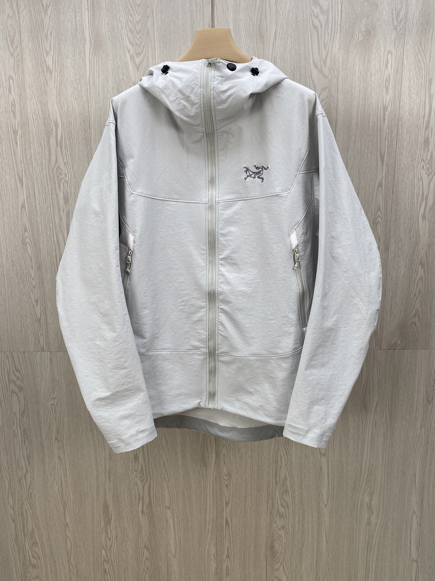 NO:722866,.Top equipment Top equipment. Popular soft shell Spring, summer and autumn new bird gamma hoody soft shell hooded jacket jacket This thin soft shell fabric is water-repellent, elastic and breathable. The cut is simple and can be worn with light clothing. The splicing design makes it easy to wear. The helmet is compatible with the StormHood hood to provide protection without affecting peripheral vision. Upgraded new version, moisture-proof surface fabric, breathable, highly durable, windproof  Articulated tailoring, free movement, gusseted armpits, elastic wrist gussets, taped cuffs, elastic gusseted cuffs, two zippered pockets, inner zippered chest pocket, full-length Vislon No Slip Zip front zipper with wind flaps, helmet compatible with Storm Hood, adjustable hood drawstring, taped brim, extended back hem, taped hem, adjustable hem drawcord. All in all, a perfect hit. One piece for everyone. Color: Black Atomic Gray  Daybreak Blue Navy Blue Size S~XXL Flat measurement error 1-3CM S size shoulder 45 bust 110 length 72 sleeve length 66 M size shoulder 46.5 bust 114 length 74 sleeve length 67 L size shoulder 48 bust 118 length 76 sleeve length 68 XL size shoulder 49.5 bust 122 length 78 sleeve length 69 XXL size shoulder  51 Bust 126 Length 80 Sleeve length 70 Recommended size S for women. XS can be customized. For men under 125 pounds, S is recommended. 125-140 is recommended M. 140-155 is recommended L. 155-170 is recommended XL. 170-190 is recommended XXL., Men's clothing, jackets & coats, jackets & coats, hats,19860909.顶配 顶配.爆款软壳 春夏秋新款鸟gamma hoody 软壳连帽冲锋衣夹克外套 这款轻薄软壳面料防泼水,富有弹性且透气.剪裁简洁,可内搭轻薄衣物,拼接设计使穿着自如.头盔兼容StormHood兜帽可提供保护,而不影响周边视线 升级新版型,防湿表层面料,透气,高度耐用,防风 拼接剪裁,活动自如,腋下插角布,弹性手腕插布,压胶袖口,弹性插角布袖口,两个拉链口袋,内侧拉链胸袋 全长Vislon No Slip Zip前拉链,带防风襟翼 头盔兼容Storm Hood,可调帽子抽绳,压胶帽沿 加长后摆,压胶下摆,可调下摆抽绳 总之完美至极的爆款.人手一件. 颜色黑色 原子灰 破晓蓝 藏青 码数S~XXL 平铺测量误差1-3CM S码肩膀45胸围110 衣长72袖长66 M码 肩膀46.5胸围114衣长74袖长67 L码肩膀48胸围118 衣长76 袖长68 XL码 肩膀 49.5胸围122衣长78 袖长69 XXL码 肩膀 51胸围126衣长80 袖长70 女士建议S码.XS可订做 男士125斤内建议S.125-140建议M. 140-155建议L.155-170建议XL. 170-190建议XXL.,男装,jackets & coats,jackets & coats,hats,,Women's clothing