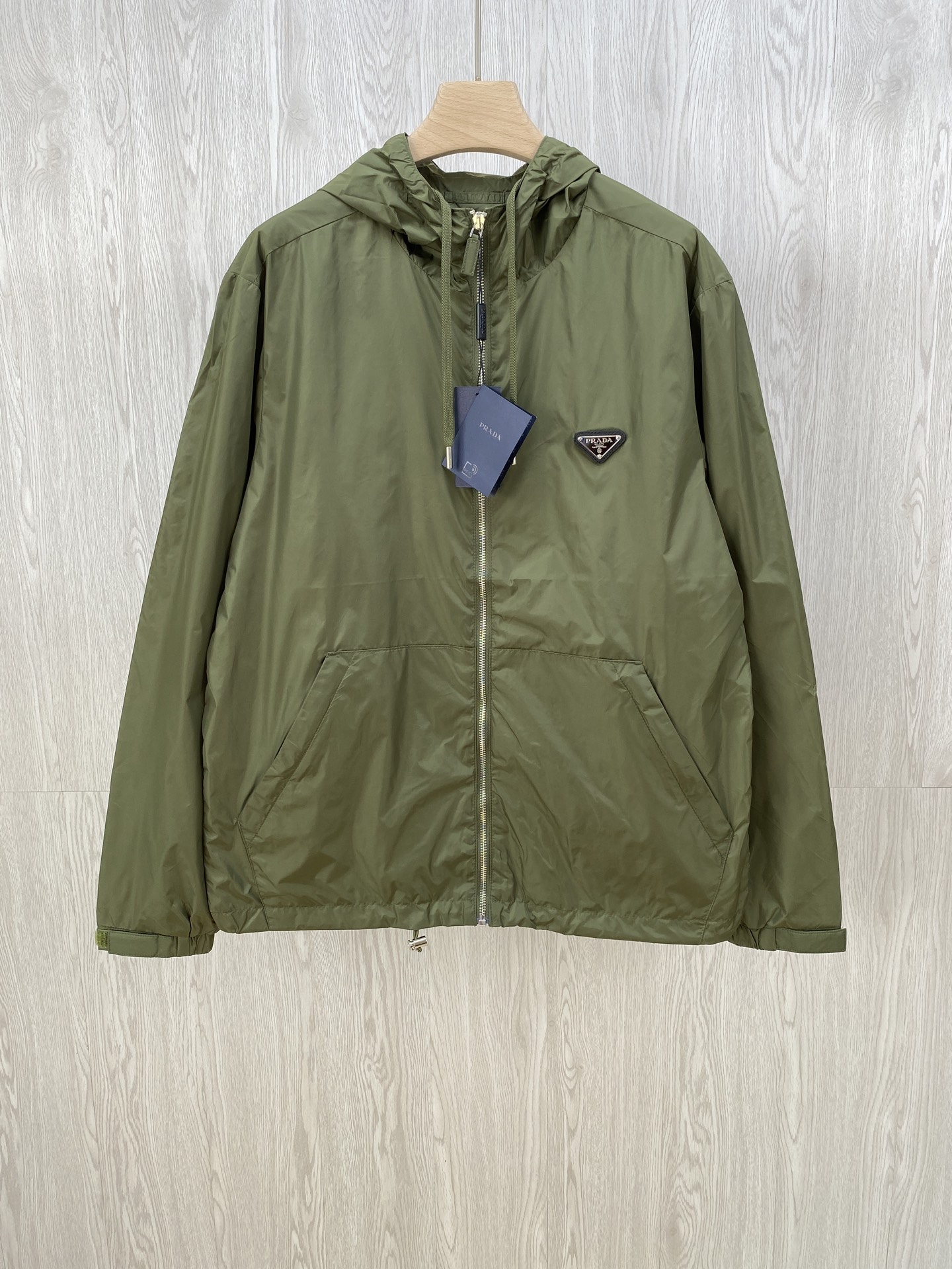 NO:508538,Pra Pula recycled nylon thin jacket jacket. The feel density of nylon fabric, high standard restoration, the inner workmanship is extremely complex and fine, and the stitch is excellent. The cuffs are equipped with Velcro buckle laces, Bag pockets, elastic bundles, chest triangle logos are customized with large-body fabrics. You can see it on the official website. The zipper head is wrapped with fabrics and cotton lining. The production details of the jacket are the most prominent in clothing. Short-sleeved sweaters pay more attention to the quality of the fabric. The high-end feeling of the jacket is the high-end feeling of the workmanship details. The color matching details of hardware accessories. Size 48-54,, prada, prada, jackets & coats, jackets & coats, sweaters, T-shirt, alexander wang19860909Pra普拉再生尼龙薄款夹克外套.尼龙面料的手感密度 高标准的还原 内里做工极其复杂精细、一针一线做工精良 袖口配魔术贴粘扣系带 囊袋式口袋 弹力束绳 胸口三角徽标 是和大身面料配色定做的 官网图就能看得出来 拉链头是面料加棉衬包裹而成 夹克的生产细节复杂程度是服装中最突出的 短袖 毛衣 更看重面料的品质 而夹克提现高级感的是做工细节的高级感 五金辅料的配色细节 尺码48-54,,prada,prada,jackets & coats,jackets & coats,sweaters,T-shirt,alexander wang,Men's clothing