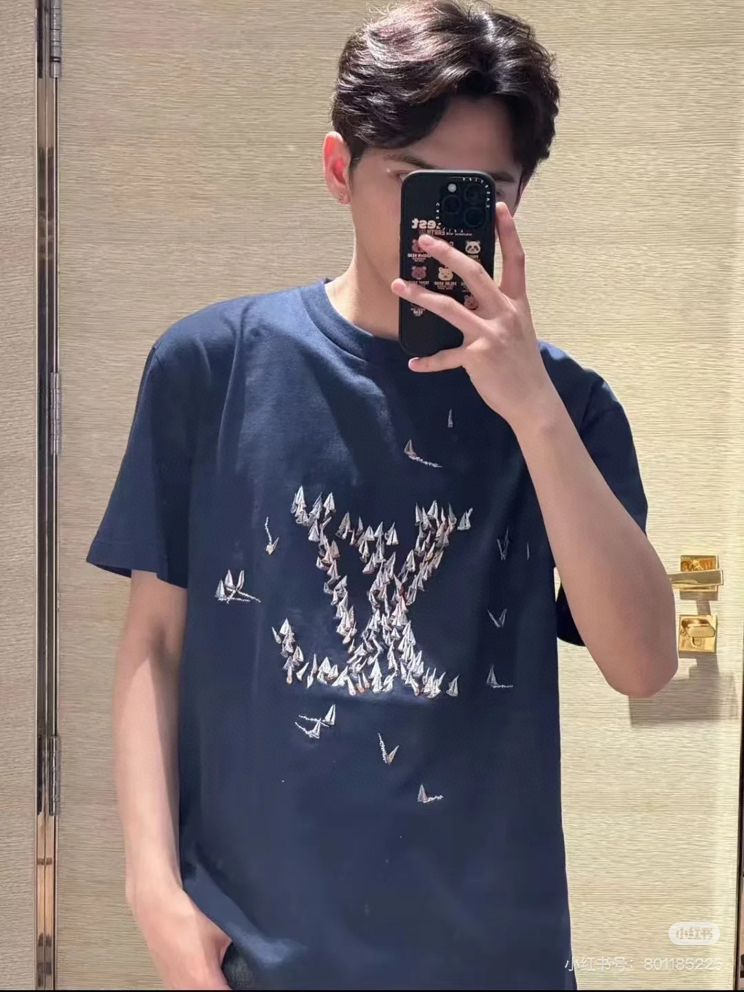  王鹤棣！王嘉尔同款。1V25新品 海洋帆船 海军蓝短袖T恤。这款海军蓝浅色棉质 T恤
刺绣LOGO有 