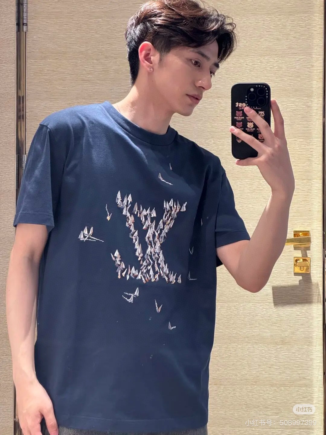  王鹤棣！王嘉尔同款。1V25新品 海洋帆船 海军蓝短袖T恤。这款海军蓝浅色棉质 T恤
刺绣LOGO有 