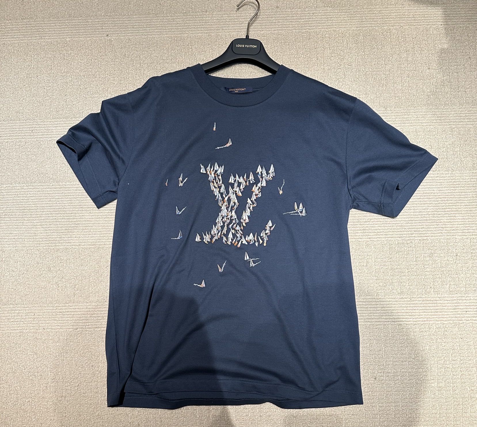  王鹤棣！王嘉尔同款。1V25新品 海洋帆船 海军蓝短袖T恤。这款海军蓝浅色棉质 T恤
刺绣LOGO有 