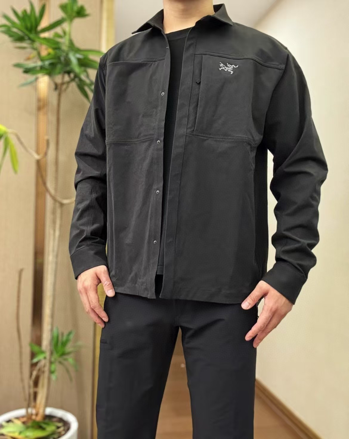 NO:518526,ARC bird new CRONIN LNSULATED five-color long-sleeved shirt with four-sided micro-sleeved windproof waterproof rainproof lightweight wear-resistant jacket. It can be business and casual, simple and elegant styles and styles 25 latest models 1:1 restore The garment body adopts Asian tailoring and high-tech fabric!  The fabric of the whole body is the key!  The workmanship is also quite complicated, and it is definitely not something that ordinary small factories can do. The logo on the chest is imported Tajima machine embroidery!  There are also many high-difficulty details, such as there are many splicing places. King of Fabrics has a very good waterproof effect due to the functionality of this single-pull!  !  Color: Black Vintage Green Purple Cloud Blue Khaki Brown Size: S-XXL,,jackets & coats,jackets & coats,shirts,alexander wang19860909ARC鸟新款 CRONIN LNSULATED五色 长袖衬衫 四面微弹 防风 防水 防雨 轻便耐磨夹克外套.可商务可休闲 简约大方的款式版型  25最新款 1:1还原 衣体采用亚洲剪裁方式 高科技面料！全身的面料是重点！做工方面也是相当复杂,绝非一般小工厂可以完成, 胸前上logo标是进口田岛机器刺绣！还有很多很多的高难度细节,比如拼接的地方就有不少 王者面料 防水效果非常好在于这款单冲的功能性！！ 颜色 : 黑色 复古绿 紫色 云层蓝 卡其棕 尺码 : S-XXL,,jackets & coats,jackets & coats,shirts,alexander wang,Men's clothing