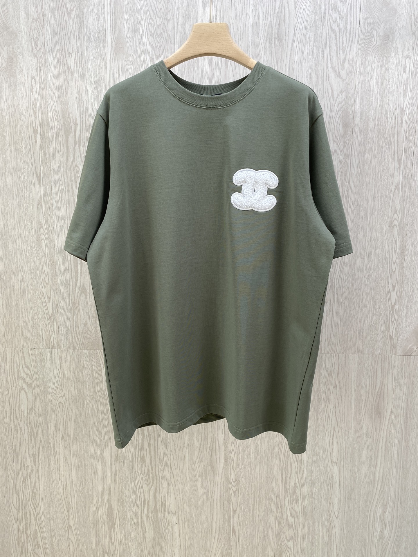 NO:509874,Xiaoxiang Army Green Double CC Large Loog Towel Embroidered Short Sleeve T-shirt Xiaoxiang This military green short-sleeve has a high-end feel!  Customer-supplied high-weight pure cotton fabric, porcelain knitted cotton with a texture, high density!  The upper body is soft and skin-friendly and breathable, and it is very comfortable to wear in daily life~ The double C logo on the chest + back adopts towel embroidery technology, three-dimensional and full, full texture, and extremely recognizable. The classic round neck + loose style, does not pick on the figure, and is easy to adapt to various styles. It is very unique to wear and layer it. Whether it is a daily street or a casual party, it is fashionable and can be used directly when wearing it. It is a sure eye-catching tool, and it is a must-have grandma powder!  Men and women are the same, green, XS-L size!  Xiaoxiangjun green double CC large loog towel embroidered short-sleeved T-shirt, flat measurement 1-3CM error, XS code: shoulder width 46 bust 114 clothes length 71 sleeves 26 S code: shoulder width 47 bust 118 clothes length 73 sleeves 26.5 M code: shoulder width 48 bust 122 clothes length 75 sleeves 27 L code: shoulder width 49 bust 126 clothes length 77 sleeves 27.5 Girls choose XS code; boys choose XS code below 120-140 jin; 140-160 jin choose S code; 160-175 jin choose M code; 175-195 jin choose L code., T-shirt,tees, t-shirt,alexander wang19860909小香军绿色双CC大loog毛巾绣短袖T恤 小香这款军绿色短袖,自带高级感！客供高克重纯棉面料,瓷实有质感的针织棉,密织度高！上身柔软亲肤又透气,日常穿超舒服~ 胸前+后背的双C大logo,采用毛巾绣工艺,立体饱满,质感拉满,辨识度超高. 经典圆领+宽松版型,不挑身材,轻松适配各种风格,单穿、叠搭都很绝,不管是日常出街还是休闲聚会,穿上它时髦感直接拿捏,妥妥的吸睛利器,香奶奶粉必入！ 男女同款,绿色,XS-L码！ 小香军绿色双CC大loog毛巾绣短袖T恤 平铺测量1-3CM误差 XS码:肩宽46胸围114衣长71袖子26 S码:肩宽47胸围118衣长73袖子26.5 M码:肩宽48胸围122衣长75袖子27 L码:肩宽49胸围126衣长77袖子27.5 女生选择XS码； 男生 120-140斤以下选择XS码；140-160斤选择S码； 160-175斤选择M码；175-195斤选择L码.,,T-shirt,tees，t-shirt,alexander wang,Men's clothing