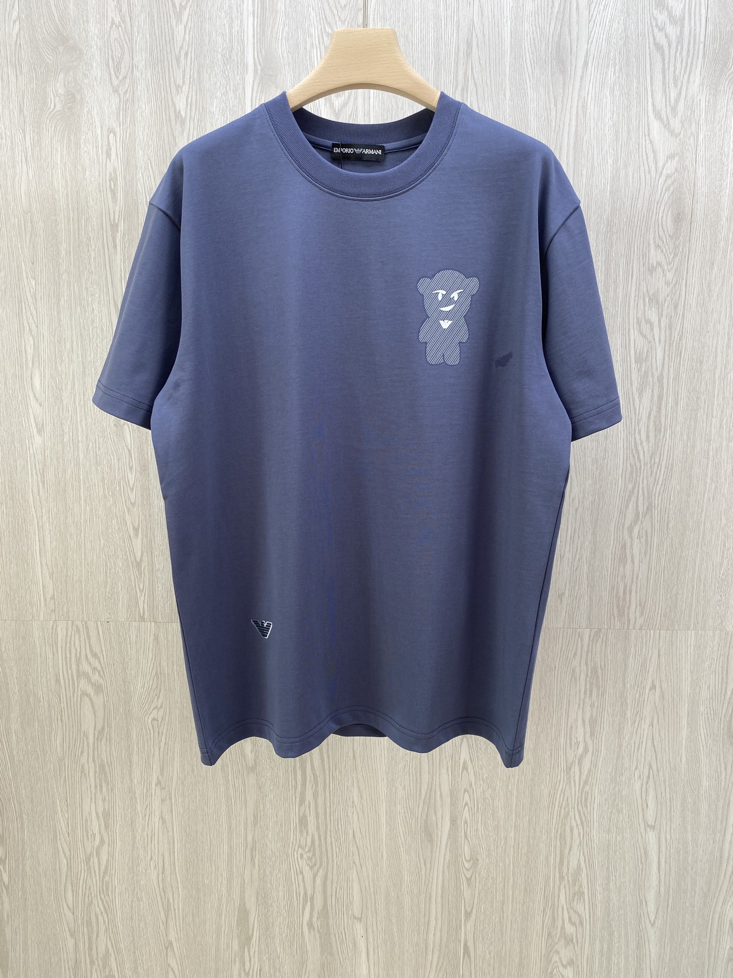 NO:509873,EA 25SS new Bear Print Short-Sleeve T-shirt is made of soft and skin-friendly cotton fabric, with a standard round neck and short-sleeved cut, which is more suitable for daily wear. It is simple and has a three-dimensional eagle logo on the front corner, which cleverly combines the brand sense and design, suitable for creating a casual and easy-to-use modern urban style. The simple round neck collar shape can modify various face shapes and is essential for men's wardrobe. Size XS S M L.,,T-shirt,tees,t-shirt,alexander wang19860909EA 25SS新品小熊印花短袖T恤 甄选软糯亲肤的全棉面料制成,标准版圆领短袖裁剪,更适合日常穿着.简约不失设计感, 正面衣角饰有立体鹰标,将品牌感与设计巧妙结合,适合打造休闲率性的现代都市感造型. 简约的圆领领型,能够修饰各种脸型,气质男人衣柜必备款式. 码数XS S M L.,,T-shirt,tees，t-shirt,alexander wang,Men's clothing