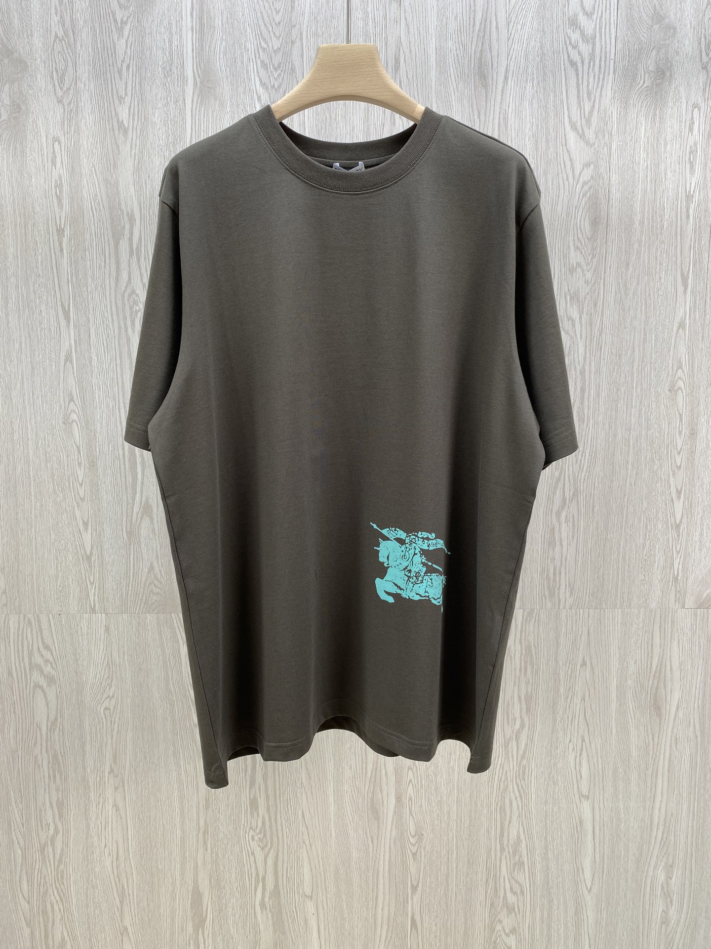 NO:509872,BBR Contrast War Horse Graffiti Pattern Pure Cotton Short-sleeved T-shirt BBR25 Summer New Style, a high-end item for men and women. Guest-provided high-quality knitted cotton fabric, which is crisp and comfortable. Contrast War Horse Graffiti Pattern is super eye-catching, dark gray background with bright blues, full of street feel. Simple round neck, daily outfits are stress-free, whether it is a cool single or layered layering to create a sense of layering, it is a must-have item for trendy people~ Men and women, green, XS-L size!  1-3CM error in flat measurement XS code: shoulder width 47 bust 110 garment length 70 sleeves 26 S code: shoulder width 48 bust 114 garment length 72 sleeves 26.5 M code: shoulder width 49 bust 118 garment length 74 sleeves 27 L code: shoulder width 50 bust 122 garment length 76 sleeves 27.5 Girls choose XS code; boys choose XS code below 140 jin; 140-155 jin choose S code; 155-170 jin choose M code; 170-jin choose L code.,,T-shirt,tees,t-shirt,alexander wang19860909BBR撞色战马涂鸦图案纯棉短袖T恤 BBR25夏季新款,男女同款的高级单品.客供高克重针织棉面料,挺括又舒适.撞色战马涂鸦图案超吸睛,深灰底色搭配亮眼蓝调,街头感拉满 .简约圆领,日常穿搭无压力,不管是单穿耍酷,还是叠穿营造层次感,都很绝,潮流人士必备单品~ 男女同款,绿色,XS-L码！ 平铺测量1-3CM误差 XS码:肩宽47胸围110衣长70袖子26 S码:肩宽48胸围114衣长72袖子26.5 M码:肩宽49胸围118衣长74袖子27 L码:肩宽50胸围122衣长76袖子27.5 女生选择XS码； 男生 140斤以下选择XS码；140-155斤选择S码； 155-170斤选择M码；170-斤选择L码.,,T-shirt,tees，t-shirt,alexander wang,Men's clothing