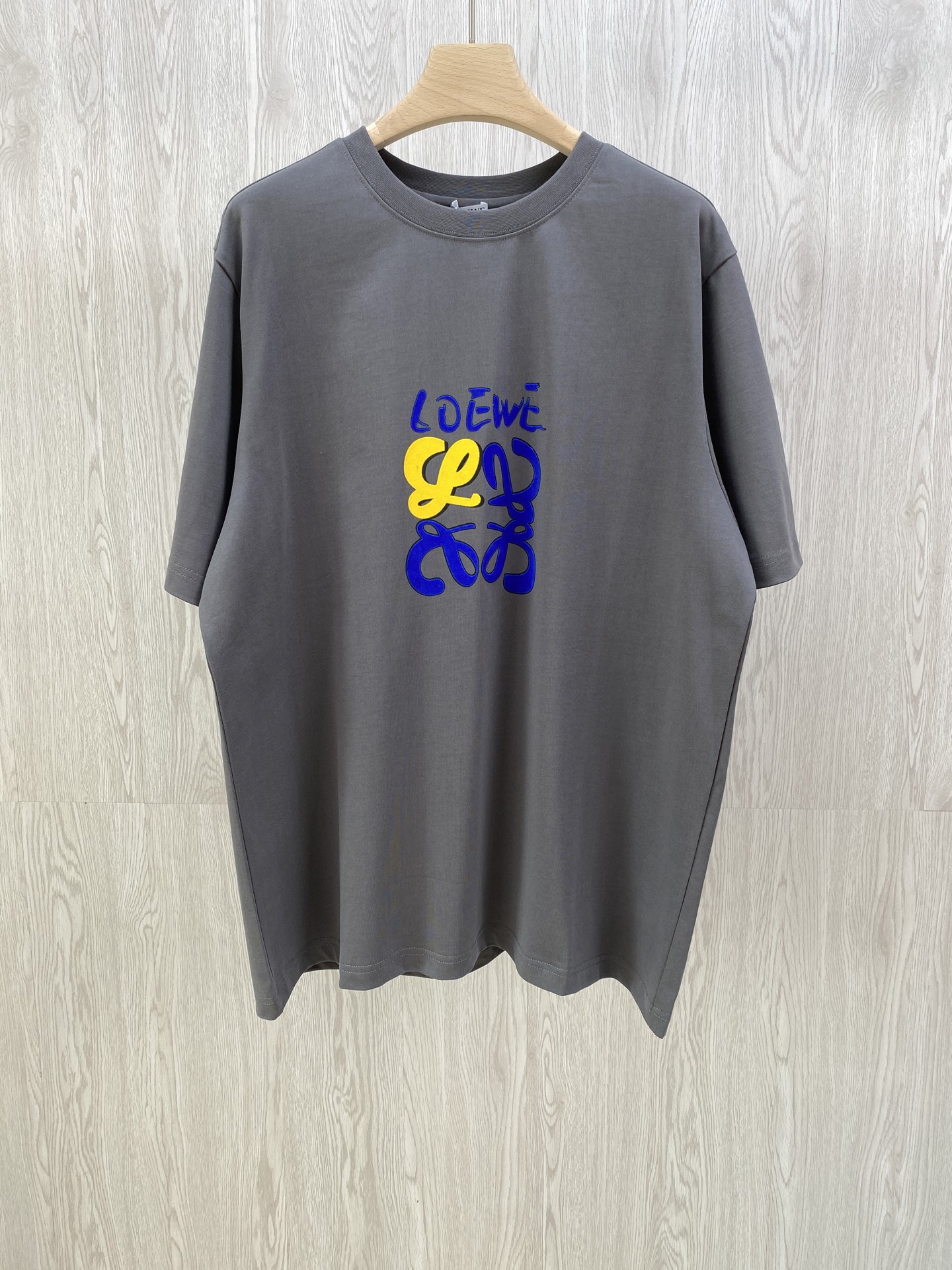 NO:449704,LW colorful graffiti printed short-sleeved T-shirt Street art and comfort collision This short-sleeved T-shirt brings street graffiti art into daily outfits!  The tight knitted cotton fabric is skin-friendly and textured, so comfortable to wear close to the body that it looks like it is wrapped in clouds. The gray background is simple and high-end, the LOE** colorful graffiti print on the chest is super eye-catching, the yellow and blue color combination is lively and eye-catching, breaking the monotony, and the street trend is full. Whether it is a boy who is cool and handsome on the street, or a girl who plays with a missing bottom or wears a short skirt, you can easily grasp the fashionable style. The same style for men and women, gray, XS-L size!  1-3CM error in flat measurement XS code: shoulder width 45 bust 110 clothes length 71 sleeves 24.5 S code: shoulder width 46 bust 114 clothes length 73 sleeves 25 M code: shoulder width 47 bust 118 clothes length 75 sleeves 25.5 L code: shoulder width 48 bust 122 clothes length 77 sleeves 26 Girls choose XS code; boys choose XS code below 140 catties; 140-155 catties choose S code; 155-170 catties choose M code; 170-catties choose L code.,,loewe, skirts, shorts, T-shirt,tees, t-shirt, alexander wang19860909LW炫彩涂鸦印花短袖T恤街头艺术与舒适的碰撞 这件短袖T恤,把街头涂鸦艺术搬进日常穿搭啦！紧密针织棉面料,亲肤又有质感,贴身穿舒适到像被云朵裹住 .灰色底色简约又高级,胸前 LOE**炫彩涂鸦印花超吸睛,黄蓝配色活泼亮眼,打破单调,街头潮流感拉满,不管是男生酷帅出街,还是女生玩下衣失踪、搭短裤短裙,都能轻松拿捏时髦范儿. 男女同款,灰色 ,XS-L码！ 平铺测量1-3CM误差 XS码:肩宽45胸围110衣长71袖子24.5 S码:肩宽46胸围114衣长73袖子25 M码:肩宽47胸围118衣长75袖子25.5 L码:肩宽48胸围122衣长77袖子26 女生选择XS码； 男生 140斤以下选择XS码；140-155斤选择S码； 155-170斤选择M码；170-斤选择L码.,,loewe,skirts,shorts,T-shirt,tees，t-shirt,alexander wang,Men's clothing