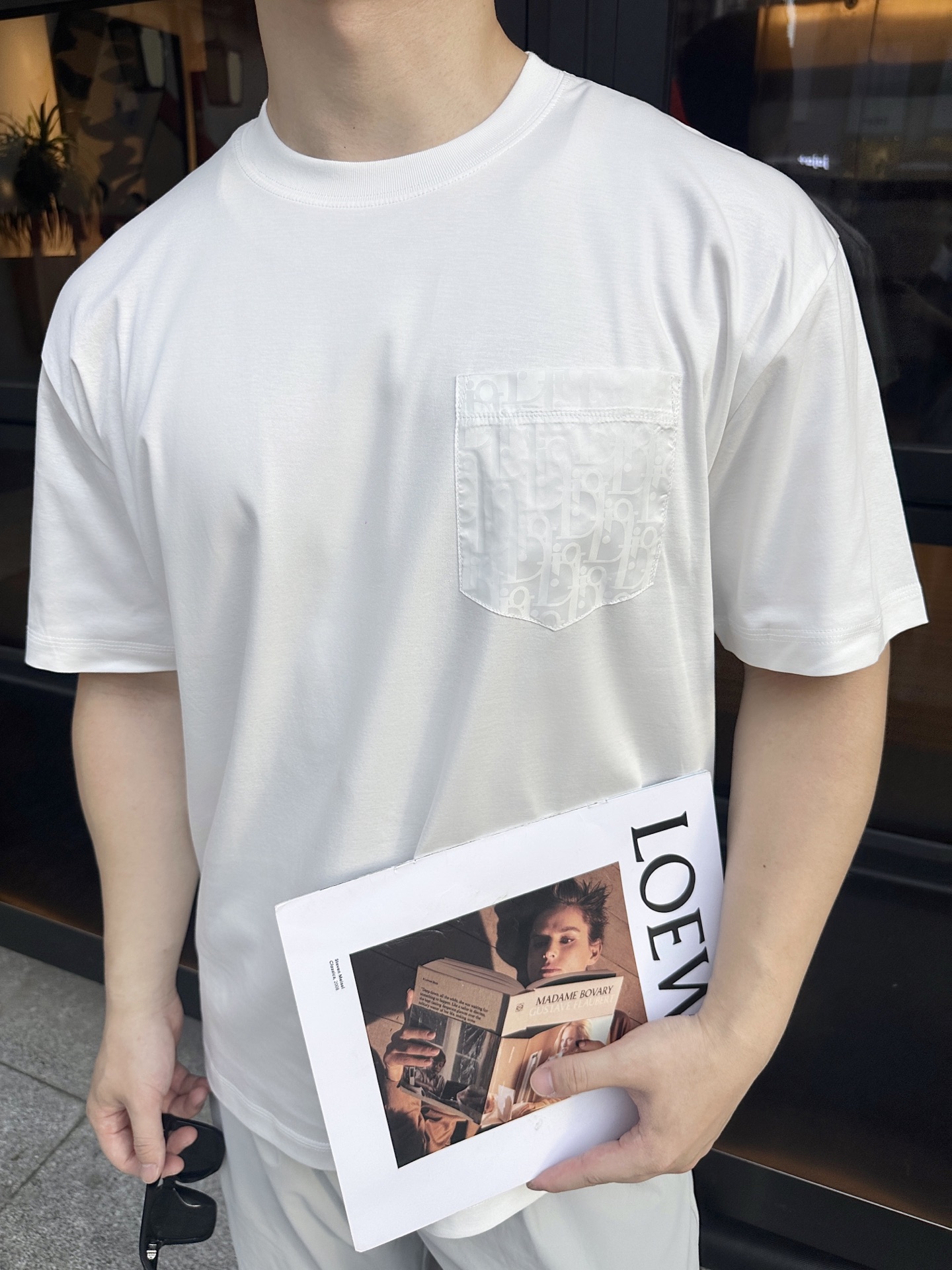 NO:471126,CD Little Di Jacquard Pocket Logo Couple Short Sleeve T-shirt Relive the classic~ The high-end Di** short sleeves are here!  The chest pocket 'DI** decoration, delicate patterns collide to create a delicate layering, the selected fabric is skin-friendly and clean, the line is neat and detailed, from the neckline label to the garment craftsmanship, the French luxury style is everywhere. Whether it is a casual and trendy style with jeans, or a layered jacket unlocks a high-end style, a versatile style that can be used for both men and women, easily allowing daily wear to jump into the fashion show. A top body, with its own unique elegant aura, wear the texture of the luxury brand on your body~ Color black white Size XS-L exclusively for, jeans, jackets & coats, T-shirt,tees, t-shirt, alexander wang19860909CD小迪提花口袋标识情侣款短袖T恤 重温经典~高级感拉满的Di**短袖来了！胸前口袋“DI**装饰,细腻纹路碰撞出精致层次感,精选面料亲肤挺括,走线工整细节考究,从领口标签到成衣工艺,处处彰显法式奢华格调. 无论是搭配牛仔裤打造休闲潮范,还是叠穿外套解锁高阶造型,男女皆可驾驭的百搭款,轻松让日常穿搭跃升时尚秀场.一件上身,自带Di**独有的优雅气场,把奢侈品牌的质感穿在身上～ 颜色黑色 白色 尺码XS-L 独家专供,,jeans,jackets & coats,T-shirt,tees，t-shirt,alexander wang,Men's clothing