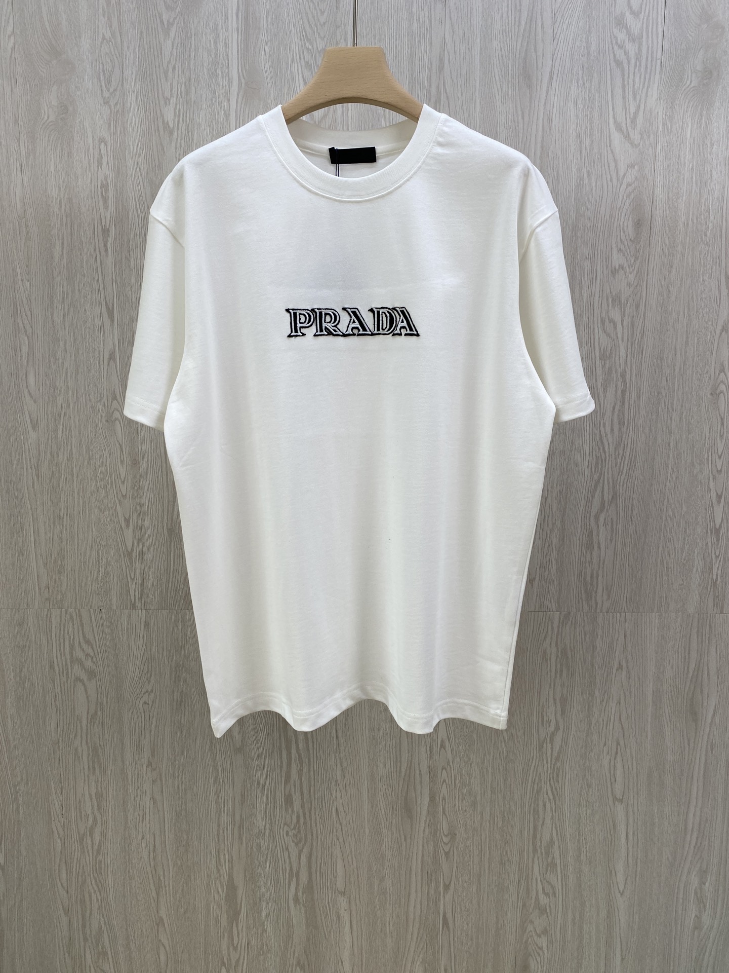 NO:509870,PD large letter embroidered couple short-sleeved T-shirt. When classic letter embroidery, encounter the 'solid texture' of tightly knitted cotton, this couple T-shirt is a two-way journey of love and taste. Embroidered soul three-dimensional letters on the chest + triangle logo on the back, P-family recognizable, black and white contrasting embroidery thread, simple and high-end design sense, couples wear the same frame, tacit understanding value is directly full; the fabric is hard and powerful, tight knitted cotton, with solid feel and bones, not easy to deform or transparent, and the crisp style is suitable for all body shapes. Couples universally-fitting basic white T background, men and women are not picky. Men and women are the same style, white, XS-L code, flat measurement 1-3CM error XS code: shoulder width 50 bust 106 long 69 sleeves 22 S code: shoulder width 51 bust 110 long 71 sleeves 22.5  M size: Shoulder width 52 bust 114 clothes 73 sleeves 23 L size: Shoulder width 53 bust 118 clothes 75 sleeves 23.5 Girls choose XS; boys choose XS code below 135 catties; 135-150 catties choose S code; 150-165 catties choose M code; 165-185 catties choose L code.,,T-shirt,tees,t-shirt,alexander wang19860909PD大字母刺绣情侣短袖T恤. 当经典字母刺绣,邂逅紧密针织棉的「扎实质感」,这件情侣T,是爱意与品味的双向奔赴.刺绣灵魂胸前立体大字母 + 后背三角徽标,P家辨识度拉满,黑白撞色绣线,简约中藏着高阶设计感,情侣同框穿,默契值直接拉满；面料硬实力紧密针织棉,手感扎实有筋骨,不易变形、不易透,挺括版型适配各种身形.情侣万能搭基础白T底色,男女同款不挑人. 男女同款,白色,XS-L码 平铺测量1-3CM误差 XS码:肩宽50胸围106衣长69袖子22 S码:肩宽51胸围110衣长71袖子22.5 M码:肩宽52胸围114衣长73袖子23 L码:肩宽53胸围118衣长75袖子23.5 女生选择XS码； 男生 135斤以下选择XS码；135-150斤选择S码； 150-165斤选择M码；165-185斤选择L码.,,T-shirt,tees，t-shirt,alexander wang,Men's clothing