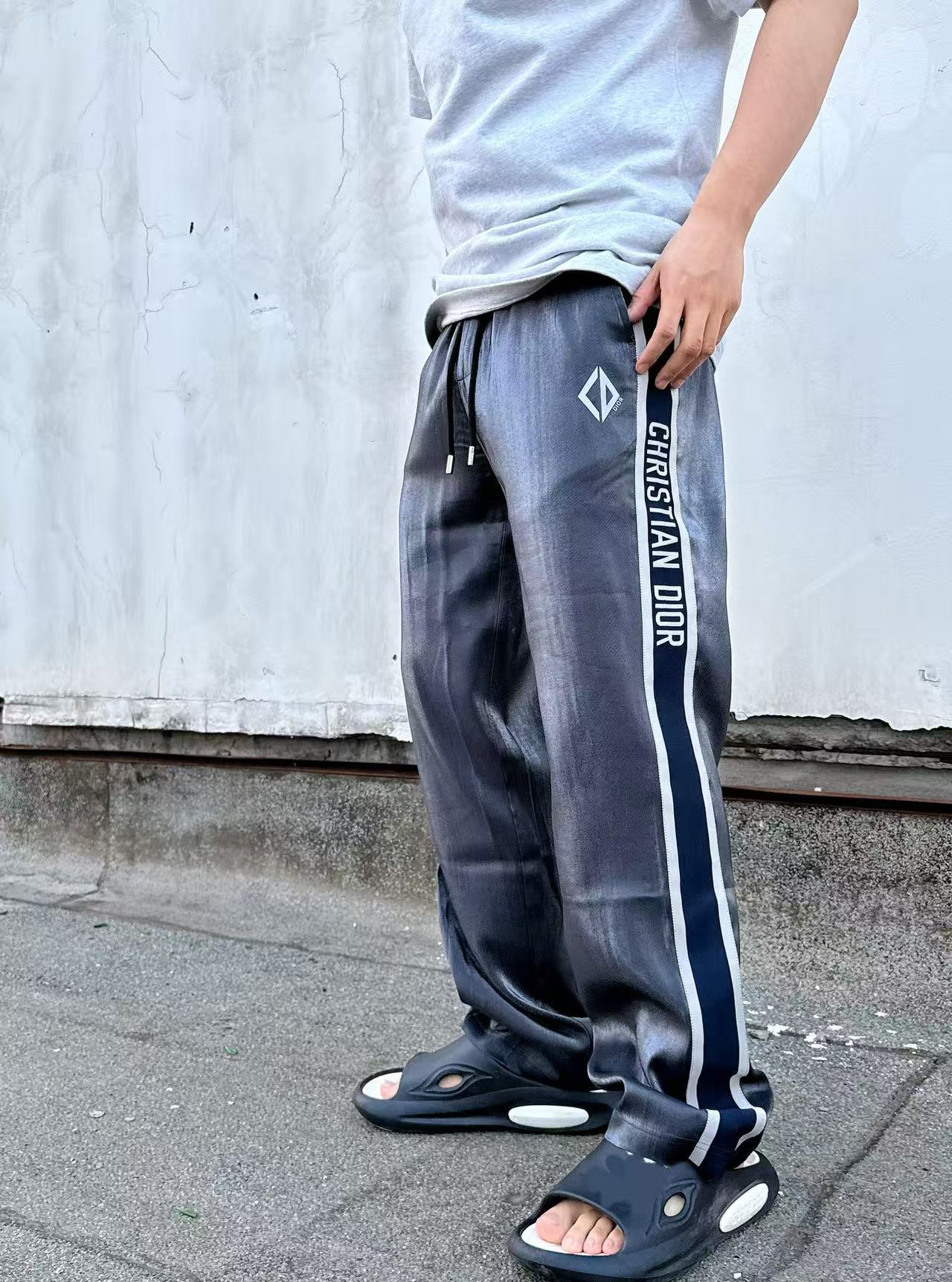 NO:510104,Unique high-end grade ~ Xiaodi CD original single gray custom Tennis blend casual pants Pants This Tennis gray pants are a perfect fusion of fashion and comfort. It is made of 70-day silk fabric and customized special materials. The texture is delicate and silky and soft, giving the skin an ultimate comfort experience. The unique gray tone is low-key and high-end, and it is easy to adapt to various styles of tops. The drawstring design at the waist of the pants is not only practical and convenient, but also can freely adjust the tightness according to your own needs, but also adds a bit of casual and casual atmosphere to the pants. The embellishment of the metal decorative buckle is the finishing touch of the details, enhancing the overall texture and style. The loose style design allows the wearer to be freely restrained in action and show his freedom. Color gray Size XS-L, alexander wang19860909独特高级级~小迪CD原单灰色定制天丝混纺休闲裤 裤子 这款天丝灰裤,堪称时尚与舒适的完美融合.采用70天丝面料搭配定制特殊材质,质感细腻丝滑,触感轻柔,给肌肤带来极致的舒适体验. 独特的灰色调,低调中透着高级感,轻松适配各种风格的上衣.裤腰处的抽绳设计,不仅实用方便,能根据自身需求自由调节松紧度,还为裤子增添了几分随性与休闲的气息.金属装饰扣的点缀,更是细节处的点睛之笔,提升了整体的质感与格调.宽松的版型设计,让穿着者在行动间毫无束缚,尽显随性自在. 颜色灰色 尺码XS-L,,alexander wang,Men's clothing