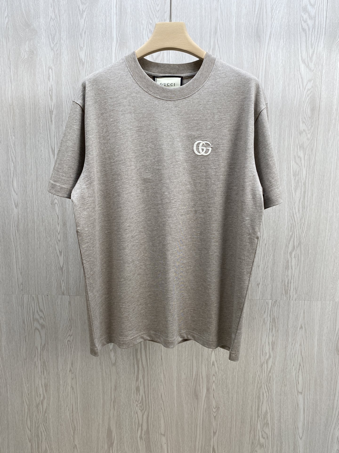 NO:501367,Double GG embroidered logo early autumn classic gray short-sleeved T-shirt. How can you miss this GG classic gray short-sleeved T-shirt when you enter early autumn?  It selects pure cotton fabric, which is as soft as being gently sucked by clouds, and every inch fits the skin, bringing comfort and freedom throughout the day. The loose style design is extremely friendly to all figures. The exquisite GG logo embroidery on the chest is like a low-key luxury statement, without any ostentatiousness. The noble texture and unique taste of the brand have been quietly revealed. Men and women are the same, gray, XS-L code, flat measurement 1-3CM error XS code: shoulder width 49 bust 106 long 69 sleeves 21.5 S code: shoulder width 50 bust 110 long 71 sleeves 22 M code: shoulder width 51 bust 114 long 73 sleeves 22.5 L code: shoulder width 52 bust 118 long 75 sleeves 23 Girls choose XS code; boys choose XS code below 135 jin; 135-jin choose S code;  -165 jin choose M code; 165-185 jin choose L code.,,T-shirt,tees,t-shirt,alexander wang19860909双GG刺绣标识早秋经典灰短袖T恤 踏入早秋,怎能少得了这件GG经典灰色短袖T恤？它甄选纯棉面料,如同被云朵轻拥般柔软,每一寸都贴合肌肤,带来全天的舒适自在 .宽松版型设计,对各种身材都极度友好.胸前精致的GG标志刺绣,似低调的奢华宣言,无需张扬,品牌的高贵质感与独特品味已悄然彰显. 男女同款,灰色 ,XS-L码 平铺测量1-3CM误差 XS码:肩宽49胸围106衣长69袖子21.5 S码:肩宽50胸围110衣长71袖子22 M码:肩宽51胸围114衣长73袖子22.5 L码:肩宽52胸围118衣长75 袖子23 女生选择XS码； 男生 135斤以下选择XS码；135-斤选择S码； -165斤选择M码；165-185斤选择L码.,,T-shirt,tees，t-shirt,alexander wang,Men's clothing