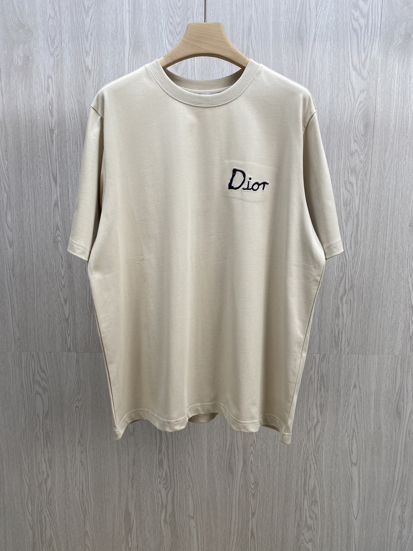 NO:501375,Xiaodi's DI letter logo embroidery logo couple short-sleeved T-shirt on her chest. This Xiaodi T-shirt is definitely an eye-catching tool for summer outfits!  The letter logo on the chest is exquisite and eye-catching, instantly improving the overall fashion sense and recognition. The flocking printed logo on the back is full of texture, delicate touch and unique visual effects, adding a different layer and style to the T-shirt. It uses high-quality fabrics, soft and comfortable to touch, skin-friendly and breathable, allowing you to stay refreshed and comfortable in the hot summer. The simple short-sleeved design is classic and versatile. Whether it is matched with jeans, casual pants or short skirts, it can easily create fashionable styles of different styles, and can easily hold it for commuting, dating, shopping. The same style for men and women, apricot color, XS-L. Tile measurement 1-3CM error XS: Shoulder width 46 bust 112 bust 112 long 70 sleeves 25.5 S: Shoulder width 47 bust 116 long 72 sleeves 26  M size: Shoulder width 48 bust 120 garment length 74 sleeves 26.5 L size: Shoulder width 49 bust 124 garment length 76 sleeves 27 Girls choose XS; Boys choose XS code below 140 catties; 140-155 catties S code; 155-170 catties M code; 170-catties L code.,,skirts,jeans,T-shirt,tees,t-shirt,alexander wang19860909小迪胸前DI字母logo刺绣标识情侣款短袖T恤 这款小迪T恤,绝对是夏日穿搭的吸睛利器！胸前的字母logo,精致又醒目,瞬间提升整体的时尚感与辨识度.后背的植绒印花标识,质感满满,细腻的触感与独特的视觉效果,为T恤增添了别样的层次与格调. 采用优质面料,触感柔软舒适,亲肤透气,让你在炎炎夏日也能保持清爽自在.简约的短袖设计,经典百搭,无论是搭配牛仔裤、休闲裤还是短裙,都能轻松打造出不同风格的时尚造型,通勤、约会、逛街都能轻松hold住. 男女同款,杏色 ,XS-L码. 平铺测量1-3CM误差 XS码:肩宽46胸围112衣长70袖子25.5 S码:肩宽47胸围116衣长72袖子26 M码:肩宽48胸围120衣长74袖子26.5 L码:肩宽49胸围124衣长76袖子27 女生选择XS码； 男生 140斤以下选择XS码；140-155斤选择S码； 155-170斤选择M码；170-斤选择L码.,,skirts,jeans,T-shirt,tees，t-shirt,alexander wang,Men's clothing