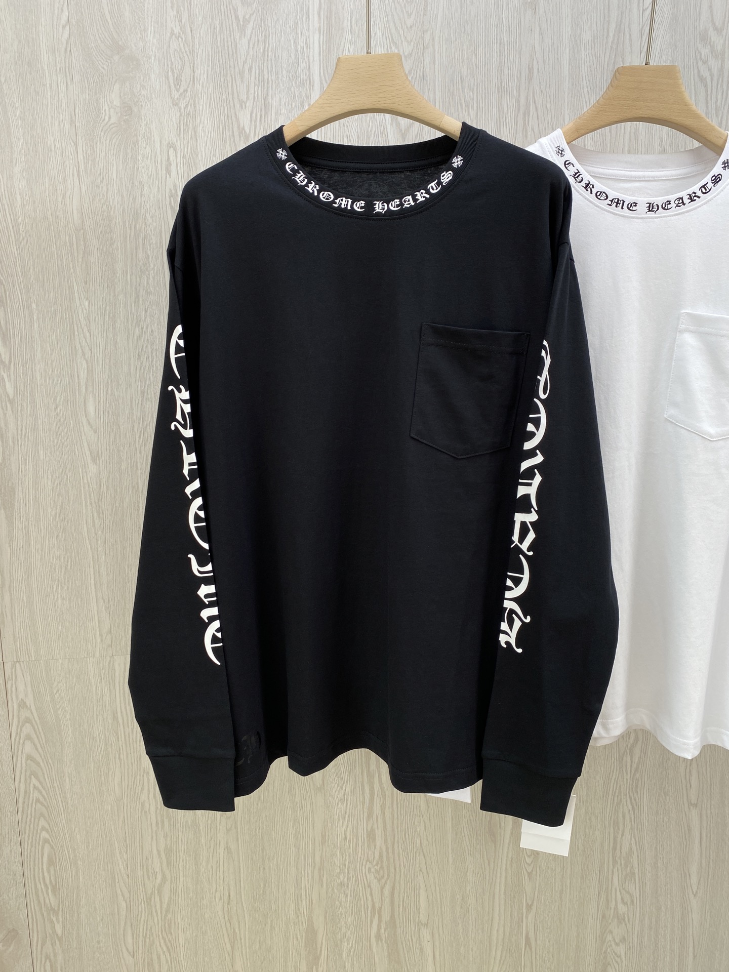 NO:501385,CH Sanskrit neckline long-sleeved T-shirt The fabric is made of 26 knitted 200g cotton. The printing is made of ink. Custom auxiliary materials. Size S M L,,tees, t-shirt,alexander wang19860909CH 梵文领口长袖T恤 面料采用26织200克全棉材质 印花采用油墨印花 定制辅料 尺码 S M L,,tees，t-shirt,alexander wang,Men's clothing