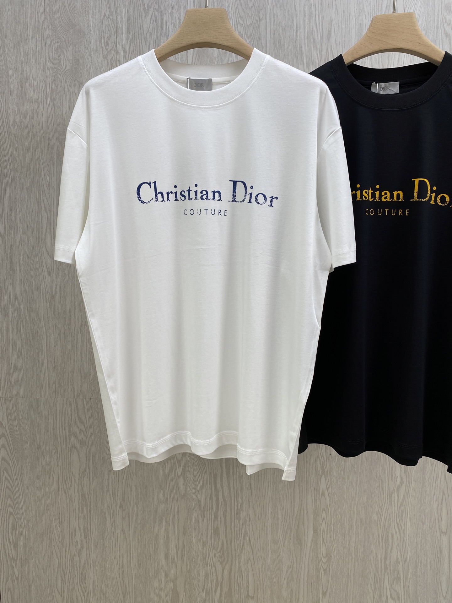 NO:508541,CD Xiaodi classic letter logo logo retro old printed short-sleeved T-shirt This short-sleeved short-sleeved short-sleeved short-sleeved short-sleeved short-sleeved short-sleeved short-sleeved short-sleeved short-sleeved short-sleeved short-sleeved short-sleeved short-sleeved short-sleeved short-sleeved short-sleeved short-sleeved short-sleeved short-sleeved short-sleeved short-sleeved short-sleeved short-sleeved short-sleeved short-sleeved short-sleeved short-sleeved short-sleeved short-sleeved short-sleeved short-sleeved short-sleeved short-sleeved short-sleeved short-sleeved short-sleeved short-sleeved short-sleeved short-sleeved short-sleeved short-sleeved short-sleeved short-sleeved short-sleeved short-sleeved short-sleeved short-sleeved short-sleeved short-sleeved short-sleeved short-sleeved short-sleeved short-sleeved short-sleeved short-sleeved short-sleeved short-sleeved short-sleeved short-sleeved short-sleeved short-sleeved short-sleeved short-sleeved short-sleeved short-sleeved short-sleeved short-sleeved short-sleeved short-sleeved short-sleeved short-sleeved short-sleeved short-sleeved short-sleeved short-sleeved short-sleeved short-sleeved short-sleeved short-sleeved short-sleeved short-sle  M size: Shoulder width 51 bust 114 garment length 72 sleeves 21.5 L size: Shoulder width 52 bust 118 garment length 74 sleeves 22 Girls choose XS; Boys choose XS code below 135 catties; 135-150 catties S code; 150-165 catties M code; 165-185 catties L code.,,T-shirt,tees,t-shirt,alexander wang19860909CD小迪经典字母logo标识复古做旧印花短袖T恤 这款短袖,简约又自带高级感~经典圆领,胸前 “Christian Di** COUTURE” 做旧印花,复古又时髦,黑白两色都很百搭,不管是单穿还是叠搭,轻松拿捏时尚感,基础款也能穿出独特格调,时髦精必入单品呀~ 精选面料,舒适升级由99棉和1聚酯纤维组成的面料,兼具了棉质面料的柔软亲肤与聚酯纤维的耐用抗皱特性. 男女同款,黑色 白色,XS-L码. 平铺测量1-3CM误差 XS码:肩宽49胸围106衣长68袖子20.5 S码:肩宽50胸围110衣长70袖子21 M码:肩宽51胸围114衣长72袖子21.5 L码:肩宽52胸围118衣长74 袖子22 女生选择XS码； 男生 135斤以下选择XS码；135-150斤选择S码； 150-165斤选择M码；165-185斤选择L码.,,T-shirt,tees，t-shirt,alexander wang,Men's clothing