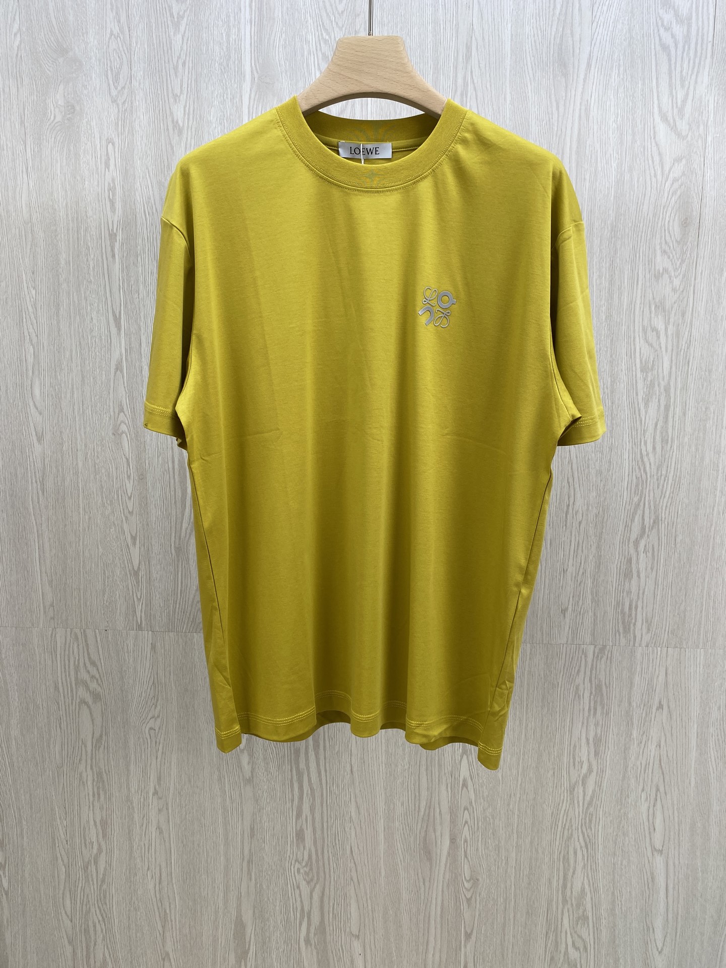 NO:508544,LW Early Autumn X Anpao joint model!  Lemon yellow short-sleeved T-shirt 25 fashionable and eye-catching short-sleeved T-shirt in early autumn, bright lemon yellow color matching, energetic and eye-catching. 99 cotton + 1 polyester fiber, skin-friendly and breathable, comfortable and comfortable to wear in daily life~ The iconic brand logo on the chest, letter printing on the back, simple and high-level recognition. Handmade details are online, the stitching is neat, and the quality is full. Whether it is a single wear to highlight personality or a layered layering, it is very impressive. It is easy to grasp the fashionable and relaxed feeling, and it is suitable for daily outing and casual sports. It is a must-have item for fashion trendsetters. Men and women, lemon yellow, XS-L. Tile measurement 1-3CM error XS: Shoulder width 50 bust 106 long 68 sleeves 22 S: Shoulder width 51 bust 110 long 70 sleeves 22.5  M size: Shoulder width 52 bust 114 clothes 72 sleeves 23 L size: Shoulder width 53 bust 118 clothes 74 sleeves 23.5 Girls choose XS; boys choose XS code below 135 catties; 135-150 catties choose S code; 150-165 catties choose M code; 165-185 catties choose L code.,,T-shirt,tees,t-shirt,alexander wang19860909LW早秋 X 昂跑联名款！柠檬黄短袖T恤 25早秋时髦扎眼的短袖T,亮眼柠檬黄配色,活力吸睛.99棉+1聚酯纤维,亲肤透气,日常穿舒适又自在～ 胸前标志性品牌徽标,后背字母印花,简约中透着高级辨识度.手工制作细节在线,缝线工整,品质感拉满.不管是单穿凸显个性,还是搭配叠穿打造层次感,都很绝,轻松拿捏时髦松弛感,日常出街、休闲运动都适配,时尚弄潮儿必备单品. 男女同款,柠檬黄,XS-L码. 平铺测量1-3CM误差 XS码:肩宽50胸围106衣长68袖子22 S码:肩宽51胸围110衣长70袖子22.5 M码:肩宽52胸围114衣长72袖子23 L码:肩宽53胸围118衣长74 袖子23.5 女生选择XS码； 男生 135斤以下选择XS码；135-150斤选择S码； 150-165斤选择M码；165-185斤选择L码.,,T-shirt,tees，t-shirt,alexander wang,Men's clothing