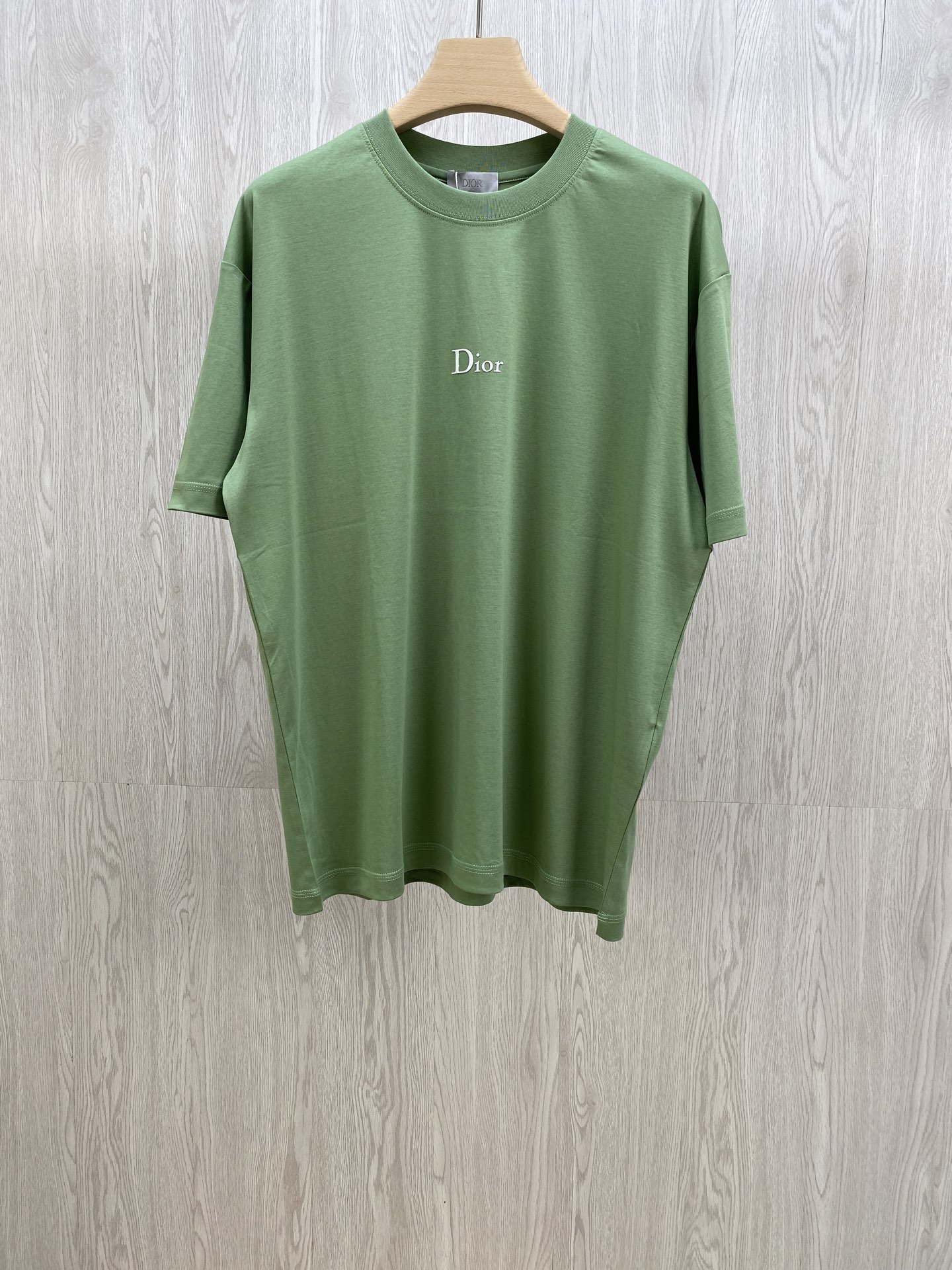 NO:508547,CD Xiaodicao green white label embroidered short-sleeved T-shirt Grass green short-sleeved T-shirt, fresh tone with a summer slack feeling. 99 cotton + 1 polyester fiber, soft and skin-friendly, comfortable and breathable in daily wear~ Simple white 'Dior' embroidery logo on the chest, low-key to highlight the brand style, clean and neat back, loose and casual overall style, easy to adapt to various figures. Whether it is a casual sports style with shorts or a simple and fashionable way with jeans, you can firmly grasp the sense of high-end, easily becoming a bright and beautiful presence on the street, a must-have item for fashionable essence. Men and women, grass green, XS-L. Tile measurement 1-3CM error XS: Shoulder width 47 bust 106 long 70 sleeves 23 S: Shoulder width 48 bust 110 long 72 sleeves 23.5  M size: Shoulder width 49 bust 114 garment length 74 sleeves 24 L size: Shoulder width 50 bust 118 garment length 76 sleeves 24.5 Girls choose XS; boys choose XS code below 135 catties; 135-150 catties choose S code; 150-165 catties choose M code; 165-185 catties choose L code.,,dior, shorts,jeans,T-shirt,tees,t-shirt,alexander wang19860909CD小迪草绿色白标刺绣短袖T恤  草绿色短袖T恤,清新色调自带夏日松弛感.99棉+1聚酯纤维,面料柔软亲肤,日常穿着舒适透气～ 胸前简约白色 “Dior” 刺绣标识,低调彰显品牌格调,后背干净利落,整体版型宽松随性,轻松适配各种身形.无论是搭配短裤打造休闲运动风,还是配牛仔裤走简约时尚路线,都能稳稳拿捏高级感,轻松成为街头亮眼存在,时髦精必备单品. 男女同款,草绿色,XS-L码. 平铺测量1-3CM误差 XS码:肩宽47胸围106衣长70袖子23 S码:肩宽48胸围110衣长72袖子23.5 M码:肩宽49胸围114衣长74袖子24 L码:肩宽50胸围118衣长76 袖子24.5 女生选择XS码； 男生 135斤以下选择XS码；135-150斤选择S码； 150-165斤选择M码；165-185斤选择L码.,,dior,shorts,jeans,T-shirt,tees，t-shirt,alexander wang,Men's clothing