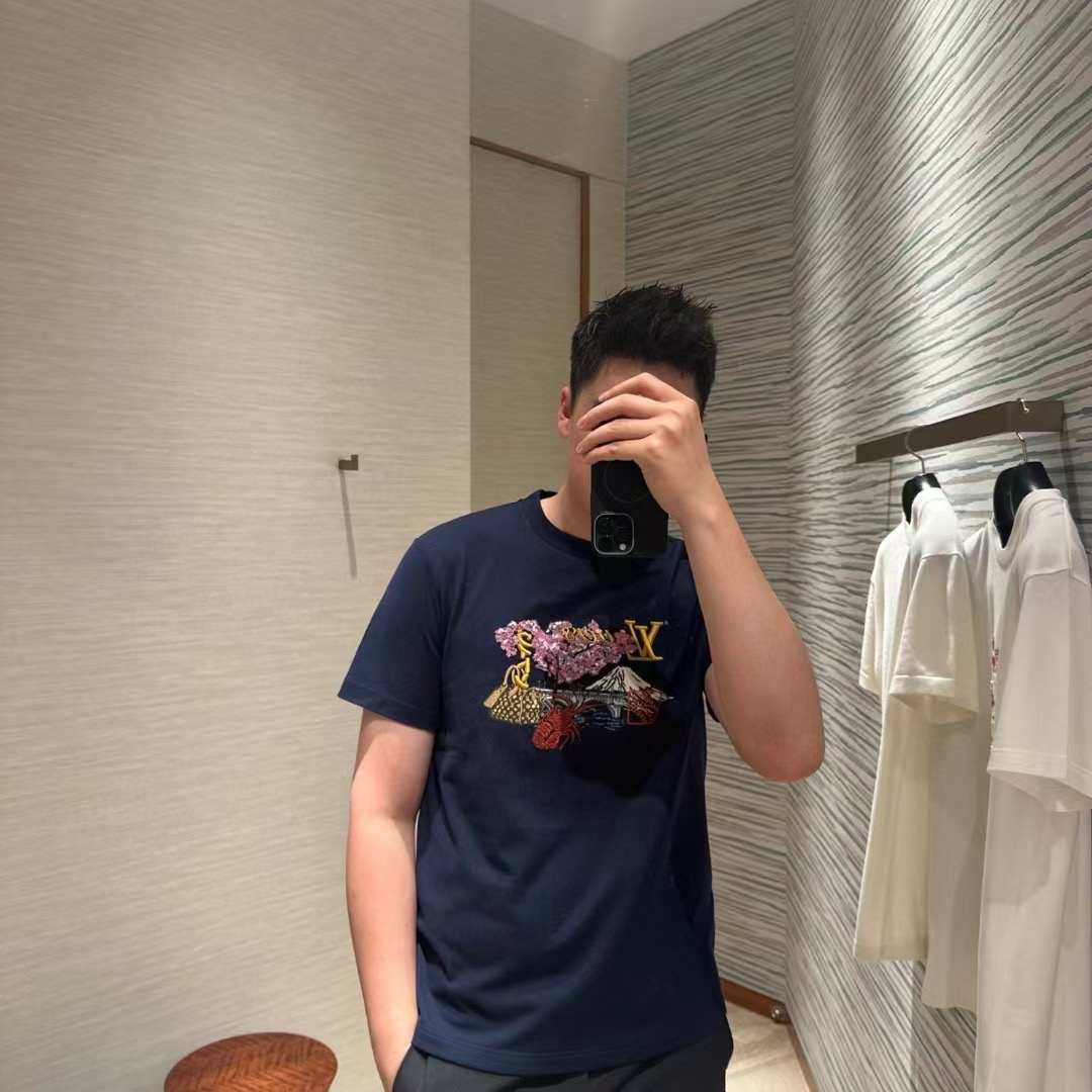 NO:508940,1V lobster embroidered short-sleeved Fuji Mountain Snow Mountain Cherry Tree Large Short-sleeved T-shirt. It uses 15S flat woven high-quality cotton, 230g; matched with 32S double yarn thread, 300g. The fabric is made of high-quality pure cotton fabric woven with plain weaving. The front pattern is formed by a combination of multiple complex processes; 21-color threading is highly accurate. Environmentally friendly elastic paste printing. High-quality environmentally friendly elastic paste not only has good printing performance and adhesion, but also ensures the clarity and color brightness of the printing pattern. Excellent elastic and environmentally friendly performance can form a long-lasting and bright printing effect on various fabrics. White ink digital printing  Use digital printing equipment to spray white ink directly onto the fabric for printing. Ink drops form dense dots on the fabric, thus forming a complete pattern. The printing effect is bright in color, delicate in pattern, and strong layering. Tatami and towel embroidery process knot. Tatami embroidery requires precise control of the needle spacing; towel embroidery requires increased tension to ensure the height of the terry ring. The concave and convex texture of tatami and the three-dimensional sense of towel embroidery will form dynamic shadows under the side light, and the light and shadow utilization effect is enhanced. Towel embroidery forms a three-dimensional plush effect through embroidery thread looping to form a three-dimensional plush effect, which is suitable for expressing fluffy elements; as the visual focus of the pattern, highlighting the three-dimensional and soft texture Color blue Size S-XL,,T-shirt,tees,t-shirt,alexander wang198609091V龙虾刺绣短袖 富士山雪山樱花树大短袖T恤. 采用15S平织优质棉,230g；搭配32S双纱拉架螺纹,300g.面料采用平纹组织方式织造的品质优良的纯棉面料.前幅图案采用多种复杂工艺结合形成；21色修线高精准处理.环保弹力胶浆印 优质的环保弹力胶浆不仅具有良好的印刷性能和附着力,还能确保印花图案的清晰度和色彩鲜艳度.优良的弹性和环保性能,能够在各种织物上形成持久、鲜艳的印花效果.白墨数码印花 使用数码印花设备将白色墨水直接喷射到织物上进行印花的工艺.墨滴在织物上形成密集的网点,从而构成完整的图案.印花效果色彩鲜艳、图案细腻、层次感强.榻榻米与毛巾刺绣工艺结 榻榻米刺绣需精准控制针距；毛巾刺绣需调高张力,确保毛圈高度一致.榻榻米的凹凸纹理与毛巾刺绣的立体感在侧光下会形成动态阴影,光影利用效果增强.毛巾刺绣通过绣线绕圈形成立体毛绒效果触感柔软,适合表现蓬松元素；作为图案的视觉焦点,突出立体感和柔软质感 颜色蓝色 尺码S-XL,,T-shirt,tees，t-shirt,alexander wang,Men's clothing