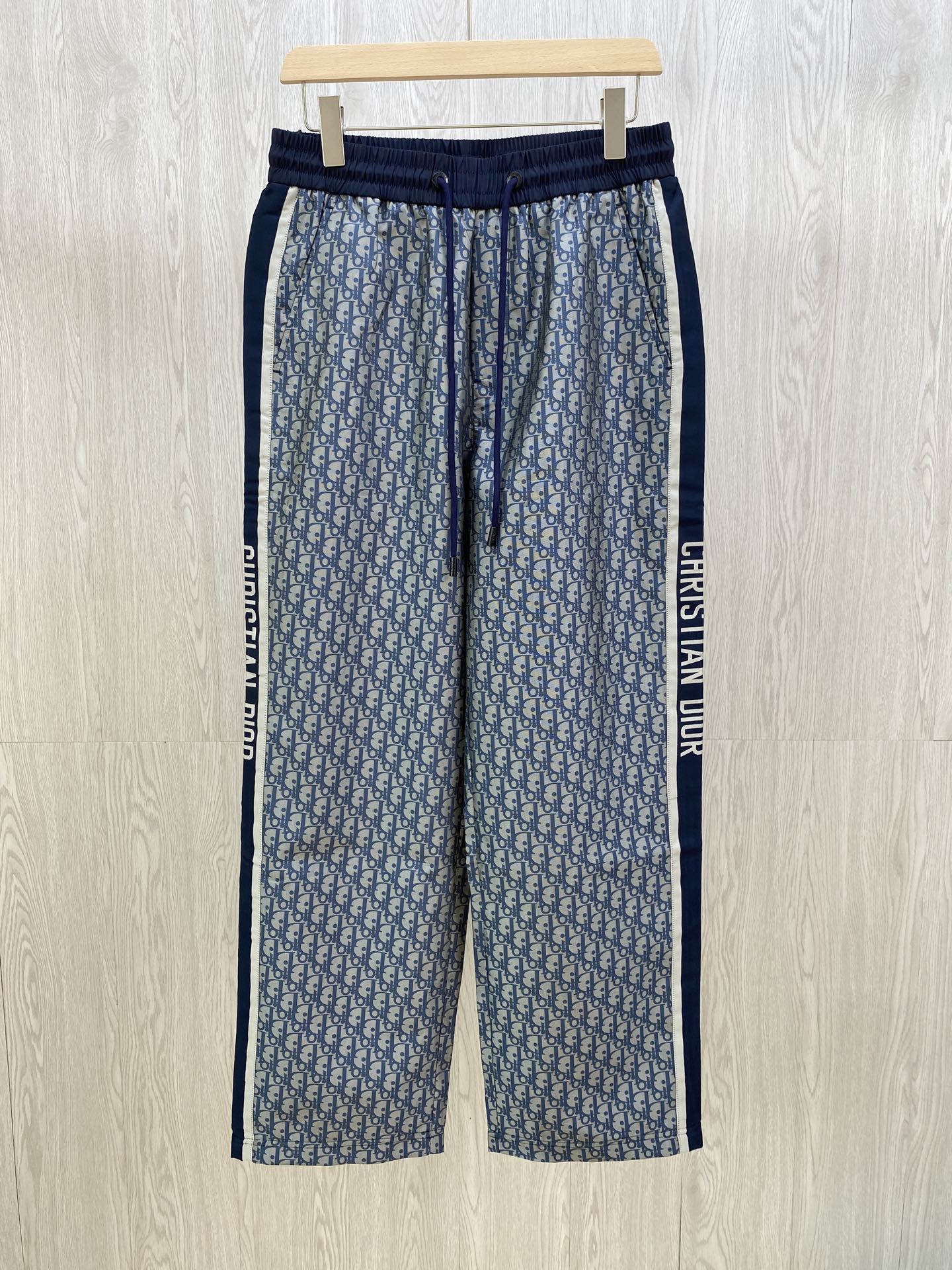 NO:524760,The perfect collision of fashion and texture!  Xiaodi blue and white porcelain double-layer trousers and casual pants are presented in classic blue and white colors, full of exquisite brand iconic patterns, as elegant and delicate as blue and white porcelain, showing the brand's unique aesthetic style. The side has the eye-catching 'CHRISTIAN DI**' words, which greatly improves recognition and instantly makes the overall shape attractive and stylish. The trouser shape is a comfortable straight wide-leg design, which is very friendly to all leg shapes, which not only modify the leg shape, but also creates a casual and free atmosphere. The waist is designed with drawstring, which can freely adjust the elasticity according to the body shape, and easily adapt to different waist circumferences. The metal trim at both ends of the drawstring are engraved with the brand logo, which is not only practical, but also adds a sense of exquisiteness and brand recognition to the whole.  The fabric is made of cotton, which feels soft and skin-friendly, comfortable and breathable when worn, without any restraint. The double-layer design makes the pants more drape and texture, and can also provide a certain degree of warmth in slightly cool weather. Men's style, blue, XS-L size; an excellent collision of fashion and texture!  Xiaodi blue and white porcelain double-layer trousers, flat measurement 1-3CM error, XS: waist circumference 76 crotch position 30 leg circumference 62 trousers length 102 S: waist circumference 80 crotch position 31 leg circumference 64 trousers length 104 M: waist circumference 84 crotch position 32 leg circumference 66 trousers length 106 L: waist circumference 88 crotch position 33 leg circumference 68 trousers length 108 PS: waist circumference is elastic, each size can stretch to about 6CM recommended size 135 catties choose XS; 135-150 catties choose S; 150-170 catties choose M; 170-185 catties choose L.,,alexander wang19860909时尚与质感的绝佳碰撞！小迪青花瓷双层长裤 休闲裤  整体以经典的蓝白配色呈现,布满了精致的品牌标志性图案,如同青花瓷般雅致细腻,尽显品牌独特的美学风格.侧边带有醒目的“CHRISTIAN DI**”字样,大大提升了辨识度,瞬间让整体造型变得吸睛又有格调. 裤型是舒适的直筒阔腿设计,对各种腿型都十分友好,既能修饰腿型,又能营造出随性洒脱的氛围.腰间采用抽绳设计,可根据身形自由调节松紧,轻松适配不同腰围,抽绳两端的金属饰件,印刻着品牌标识,不仅实用,还为整体增添了精致感与品牌辨识度. 面料采用棉材质,触感柔软亲肤,穿着时舒适透气,毫无束缚感.双层的设计,让裤子更具垂坠感与质感,同时也能在微凉的天气里提供一定的保暖性. 男款,蓝色,XS-L码； 时尚与质感的绝佳碰撞！小迪青花瓷双层长裤 平铺测量1-3CM误差 XS码:腰围76裆位30腿围62裤长102 S码:腰围80裆位31腿围64裤长104 M码:腰围84裆位32腿围66裤长106 L码:腰围88裆位33腿围68裤长108 PS:裤腰有弹性,每码可拉伸至6CM左右 尺码推荐 135斤以下选择XS码；135-150斤选择S码； 150-170斤选择M码；170-185斤选择L码.,,alexander wang,Men's clothing