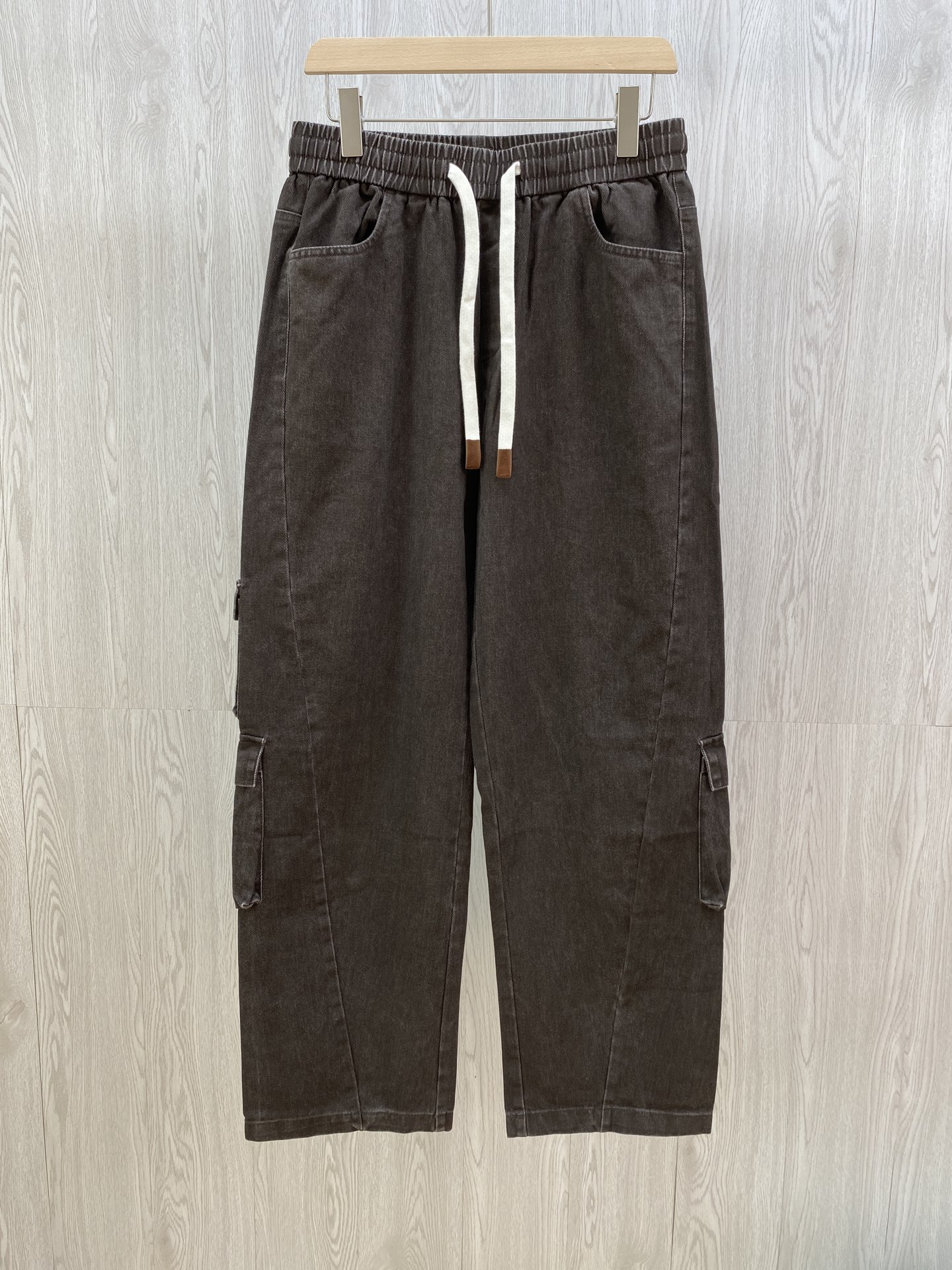 NO:524762,The heavyweight Autumn and Winter ~ BV brown coffee three-dimensional work pants casual pants. The BV brown coffee three-dimensional work pants full of the atmosphere in autumn and winter is here!  Selected high-quality cotton materials, made ingeniously in Italy, with high-quality texture and skin-friendly, warm and comfortable in autumn and winter. The brown and brown color is retro and versatile, and it is easy to adapt to various styles. The three-dimensional workpiece pocket design is not only practical, but also adds a tough and handsome street feel. The elastic waist is paired with a white drawstring, which is convenient to adjust and layered, and is very friendly to all kinds of waist circumferences. Whether it is a simple sweatshirt to create a casual and casual style, or a leather jacket to combine it with a cool and cool feeling, it can be held perfectly, a perfect autumn and winter dressing tool~ Men's style, brown brown, XS-L code; tiled measurement 1-3CM error XS code: waist circumference 74 crotch position 30 leg circumference 64 pants length 106 S code: waist circumference 76 crotch position 31 leg circumference 66 pants length 107 M code: waist circumference 78 crotch position 32 leg circumference 68 pants length 108  L size: waist circumference 80 crotch position 33 leg circumference 70 trousers length 109 PS: waist trousers are elastic, each size can stretch to about 6CM Recommended size: XS size below 135 catties; S size 135-150 catties; M size 150-170 catties; L size 170-185 catties.,,bottega veneta,hoodie,sweatshirts,leather jacket,alexander wang19860909秋冬重磅~BV棕咖立体工装神裤 休闲裤.秋冬氛围感拉满的BV棕咖立体工装神裤来啦！精选优质棉料,意大利匠心制作,质感高级又亲肤,秋冬穿着温暖又舒适.棕咖色调复古又百搭,轻松适配各种风格.立体工装口袋设计,不仅实用性拉满,还增添了硬朗帅气的街头感.松紧腰搭配白色抽绳,调节方便又显层次感,对各种腰围都很友好.无论是搭配简约卫衣打造休闲随性风,还是与皮衣组合出酷飒感,它都能完美hold住,妥妥的秋冬穿搭利器~ 男款,棕咖色,XS-L码； 平铺测量1-3CM误差 XS码:腰围74裆位30腿围64裤长106 S码:腰围76裆位31腿围66裤长107 M码:腰围78裆位32腿围68裤长108 L码:腰围80裆位33腿围70裤长109 PS:裤腰有弹性,每码可拉伸至6CM左右 尺码推荐 135斤以下选择XS码；135-150斤选择S码； 150-170斤选择M码；170-185斤选择L码.,,bottega veneta,hoodie,sweatshirts,leather jacket,alexander wang,Men's clothing