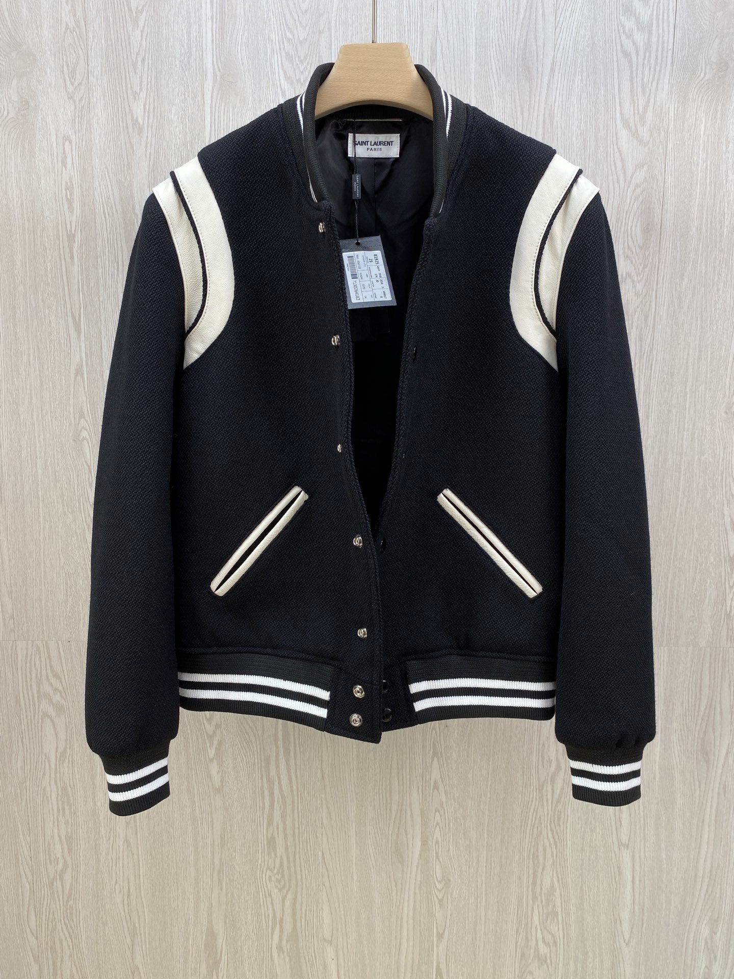 NO:722875,.SLP wool splicing baseball jacket, baseball jacket, channel boutique, the most popular baseball jacket for fashionable men and fashionable women. There are versions at all levels in the market (the details must be compared). The most powerful quality control. Production and research of baseball uniforms for 10 years. Exquisite details. With it, you are the most beautiful boy in the universe. Painted full-plane four-button buckle (button with LOGO). The average weight of the fabric is nearly 900 grams, made of wool + nylon blend.  Custom-woven and dyed wool has high color fastness, but it is recommended to dry clean it for the first time. Please do not machine wash. 'The knitted ribs at the hem are also custom-woven.' 'Small white details of the thread: it must be off-white and a little yellowish to give it a sense of luxury.' The shoulders are spliced with genuine leather, including the pockets, which are also edged with genuine leather. The softness of the leather is very good with the wool. The lining is made of silky and delicate cupro fiber.  The lining pocket only has buttons on the right side. It can be worn directly against the body and is extremely comfortable. Same style for men and women. Size 46-58.,Saint Laurent-clothing,loro piana,saint laurent,jackets & coats,jackets & coats,19860909.SLP羊毛拼接棒球夹克 棒球服外套 渠道精品 潮男潮女ZUI爱的棒球服夹克 市场各级版本都有(细节一定要对比) 最牛X的实力品控 生产研究棒球服10个年头 细节精致 拥有它,你就是全宇宙的最靓的仔. 烤漆面全平面四合扣(纽扣带LOGO) 面料克重平均近900克,采用羊毛+睛纶混纺 定织定染的羊毛呢 拥有较高的色牢度 但是 初次洗涤还是建议先进行干洗 请勿机洗 《下摆的针织罗纹也是定织的》 《螺纹白色小细节:一定是米白色的 有点淡黄的感觉 才会带出高级感.》 肩部位置是真皮拼接 包括口袋上也是真皮包边 皮质柔软特性很好的与毛呢对接 内衬是丝滑细腻的铜氨纤维材质 内衬口袋只有右边带纽扣 直接贴身穿着 舒适无比. 男女同款 码数46-58.,圣罗兰-服装,loro piana,saint laurent,jackets & coats,jackets & coats,,Women's clothing