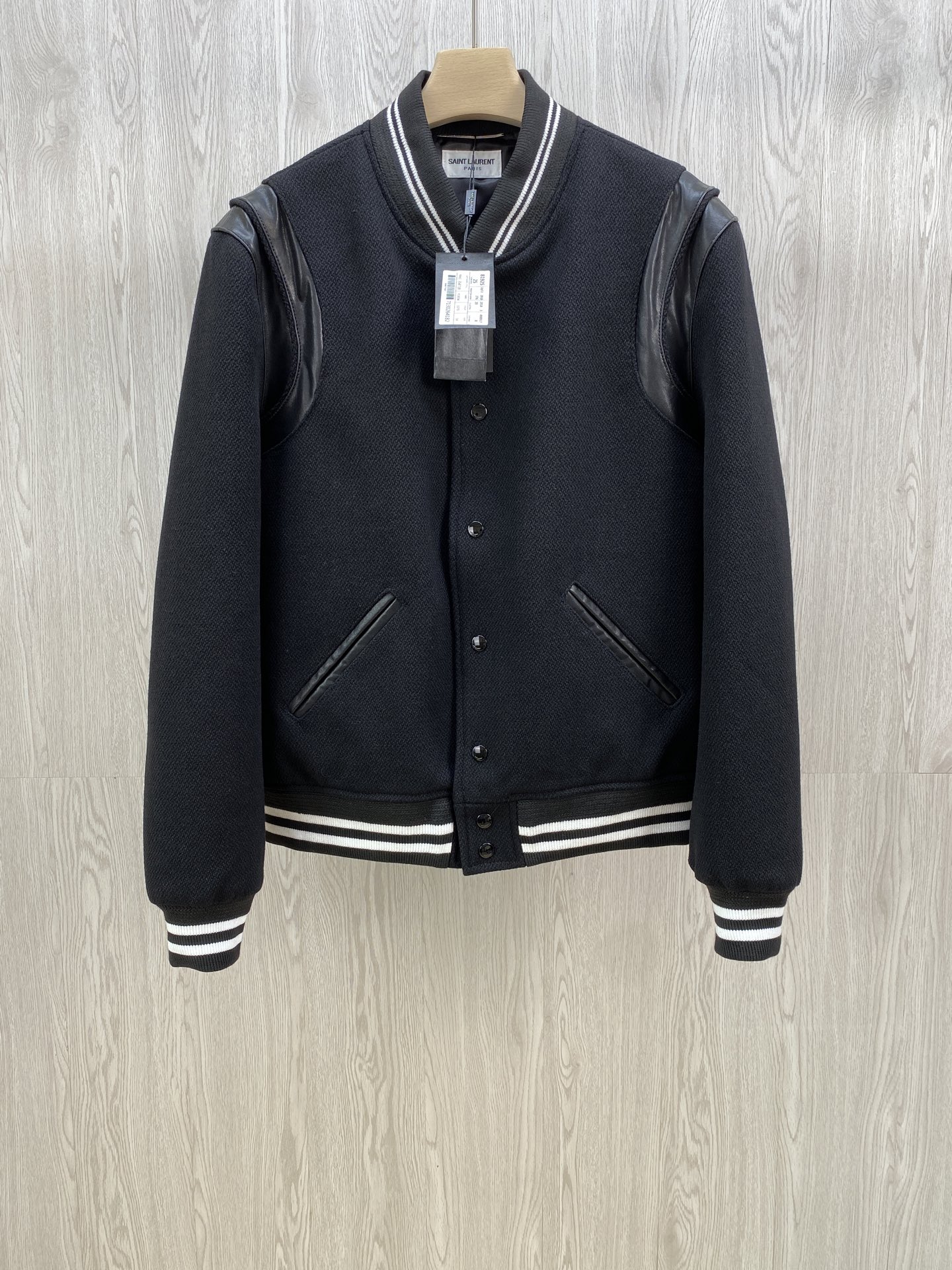 NO:722914,.SLP wool splicing baseball jacket, baseball jacket, channel boutique, the most popular baseball jacket for fashionable men and fashionable women. There are versions at all levels in the market (the details must be compared). The most powerful quality control. Production and research of baseball uniforms for 10 years. Exquisite details. With it, you are the most beautiful boy in the universe. Painted full-plane four-button buckle (button with LOGO). The average weight of the fabric is nearly 900 grams, made of wool + nylon blend.  Custom-woven and dyed wool has high color fastness, but it is recommended to dry clean it for the first time. Please do not machine wash. 'The knitted ribs at the hem are also custom-woven.' 'Small white details of the thread: it must be off-white and a little yellowish to give it a sense of luxury.' The shoulders are spliced with genuine leather, including the pockets, which are also edged with genuine leather. The softness of the leather is very good with the wool. The lining is made of silky and delicate cupro fiber.  The lining pocket only has buttons on the right side. It can be worn directly against the body and is extremely comfortable. Same style for men and women. Size 46-58.,Saint Laurent-clothing,loro piana,saint laurent,jackets & coats,jackets & coats,19860909.SLP羊毛拼接棒球夹克 棒球服外套 渠道精品 潮男潮女ZUI爱的棒球服夹克 市场各级版本都有(细节一定要对比) 最牛X的实力品控 生产研究棒球服10个年头 细节精致 拥有它,你就是全宇宙的最靓的仔. 烤漆面全平面四合扣(纽扣带LOGO) 面料克重平均近900克,采用羊毛+睛纶混纺 定织定染的羊毛呢 拥有较高的色牢度 但是 初次洗涤还是建议先进行干洗 请勿机洗 《下摆的针织罗纹也是定织的》 《螺纹白色小细节:一定是米白色的 有点淡黄的感觉 才会带出高级感.》 肩部位置是真皮拼接 包括口袋上也是真皮包边 皮质柔软特性很好的与毛呢对接 内衬是丝滑细腻的铜氨纤维材质 内衬口袋只有右边带纽扣 直接贴身穿着 舒适无比. 男女同款 码数46-58.,圣罗兰-服装,loro piana,saint laurent,jackets & coats,jackets & coats,,Women's clothing