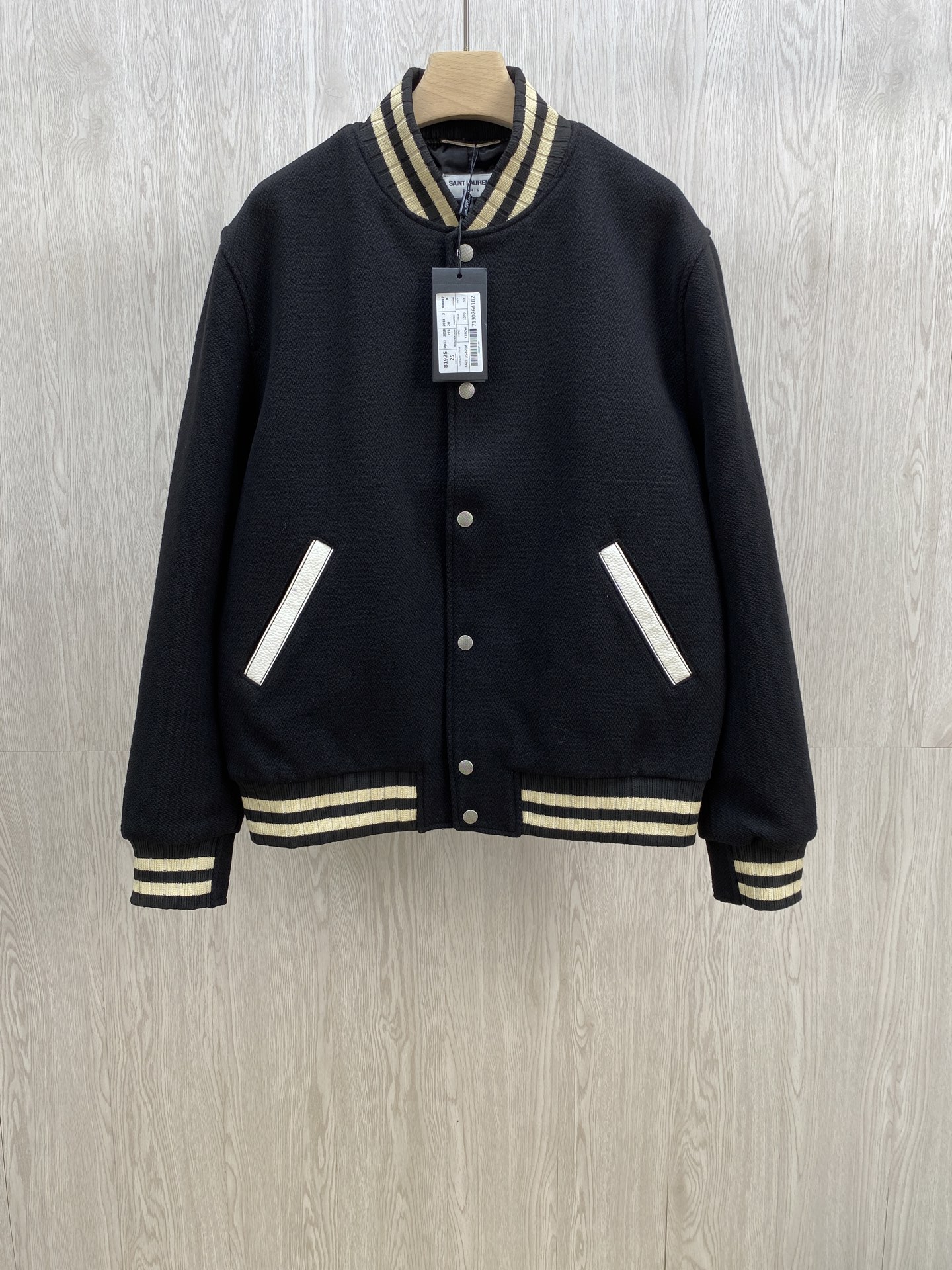 NO:722909,.SLP genuine leather baseball jacket with signature on the back. Channel boutique. The most popular baseball jacket for fashionable men and fashionable women. There are versions at all levels in the market (must compare for details). The most powerful quality control. Production and research on baseball uniforms for 10 years. Exquisite details. With it, you are the most handsome boy in the universe. The average weight of the fabric is nearly 900 grams, using wool + eyeliner blend. The knitted rib at the hem is also custom-woven.  The lining is made of silky and delicate cupro fiber material, the same size for men and women, sizes 46-58.,Saint Laurent-clothing,loro piana,saint laurent,jackets & coats,jackets & coats,19860909.SLP真皮后背贴字签名款棒球服外套 渠道精品 潮男潮女ZUI爱的棒球服夹克 市场各级版本都有(细节一定要对比) 最牛X的实力品控 生产研究棒球服10个年头 细节精致 拥有它,你就是全宇宙的最靓的仔 面料克重平均近900克,采用羊毛+睛纶混纺 下摆的针织罗纹也是定织的 内衬是丝滑细腻的铜氨纤维材质 男女同款 码数46-58码.,圣罗兰-服装,loro piana,saint laurent,jackets & coats,jackets & coats,,Women's clothing