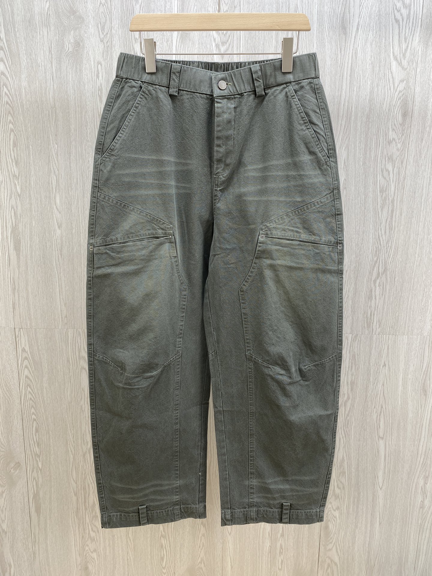 NO:548428,The pioneering fusion of MM6 camouflage workwear pocket pants deconstructionism and workwear aesthetics. When Maison Mar**la's deconstruction gene encounters the hard-core accent of workwear style, this camouflage workwear pocket pants reshape the artistic sense of daily wear with pioneer design. The gray camouflage texture is low-key and full of detail. The wide silhouette cut is compatible with a variety of styles. Whether it is a show-level look with a pioneer top or a simple T-shirt to create a casual style, you can accurately grasp the 'high-end and effortless' dressing philosophy. The details show the brand recognition multi-dimensional workwear pockets have both practicality and design sense, and the old metal buckles and neat stitching outline the exquisiteness of handcrafts. The skin-friendly texture of cotton fabric is suitable for all seasons of wear. The humanized design of the elastic waist makes comfort and styling coexist.  From the street to the show, it breaks the boundaries of style and uses Magila-style deconstruction aesthetics to show your unique pioneering taste in daily outfits. Men's style, military green, XS-L code; tile measurement 1-3CM error XS code: waist 76 crotch position 34 leg circumference 68 trousers length 106 S code: waist circumference 79 crotch position 35 leg circumference 70 trousers length 107 M code: waist circumference 82 crotch position 36 leg circumference 72 trousers length 108 L code: waist circumference 85 crotch position 37 leg circumference 74 trousers length 109 PS: waist circumference is elastic, each size can stretch to about 6CM Size recommended XS code below 135 catties; S code 135-150 catties; M code 150-170 catties; L code 170-185 catties.,,masion margiela,masion  margiela,tees,t-shirt,alexander wang19860909MM6迷彩工装口袋裤解构主义与工装美学的先锋融合 当Maison Mar**la的解构基因邂逅工装风的硬核腔调,这条迷彩工装口袋裤以先锋设计重塑日常穿搭的艺术感. 灰调迷彩肌理低调又充满细节感,宽大的廓形剪裁兼容多元风格,无论是搭配先锋感上衣打造秀场级造型,还是与简约T恤碰撞出随性潮范,都能精准拿捏“高级不费力”的穿搭哲学. 细节处尽显品牌辨识度多维度工装口袋兼具实用性与设计感,做旧金属扣与利落缝线勾勒出手工感的精致,棉面料的亲肤质感适配全季穿着,松紧腰头的人性化设计让舒适与造型感并存. 从街头到秀场,它打破风格边界,以马吉拉式的解构美学,让你在日常穿搭中也能彰显独树一帜的先锋品味. 男款,军绿色,XS-L码； 平铺测量1-3CM误差 XS码:腰围76裆位34腿围68裤长106 S码:腰围79裆位35腿围70裤长107 M码:腰围82裆位36腿围72裤长108 L码:腰围85裆位37腿围74裤长109 PS:裤腰有弹性,每码可拉伸至6CM左右 尺码推荐 135斤以下选择XS码；135-150斤选择S码； 150-170斤选择M码；170-185斤选择L码.,,masion margiela,masion margiela,tees，t-shirt,alexander wang,Men's clothing