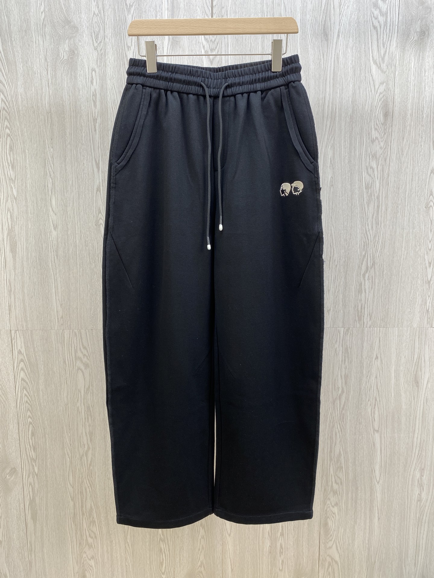 NO:548433,V workwear villain high kilt heavy knitted cotton wide-leg pants casual pants trendy and cool style, texture is king - LV workwear villain high kilt heavy wide-leg pants!  When the crisp texture of Gaoke heavy fabric meets V's iconic workwear villain embroidery, this black wide-leg pants become a perfect fusion of street and high-end fashion. The elastic waist is matched with texture drawstrings, and the casual adjustment shows the trendy attitude of the trendy people; the three-dimensional cut wide-leg version modifies the leg shape while being full of lazy accent. The front workwear villain embroidery is exquisite and eye-catching, and the three-dimensional pocket on the back hides details and ingenious ideas. Every design interprets the 'high-end casual' dressing philosophy. Whether it is matched with a trendy brand sweatshirt to create a street style or a simple shirt, it can hold the whole audience with a super texture. Men's style, black, XS-L size; tile measurement 1-3CM error XS size: waist 76 crotch position 34 leg circumference 68 pants length 105 S size: waist circumference 79 crotch position 35 leg circumference 70 pants length 106  M size: waist circumference 82 crotch position 36 leg circumference 72 trousers length 107 L size: waist circumference 86 crotch position 37 leg circumference 74 trousers length 108 PS: waist trousers are elastic, each size can stretch to about 6CM Recommended size: XS size below 135 catties; S size 135-150 catties; M size 150-170 catties; L size 170-185 catties.,,louis vuitton,hoodie,sweatshirts,shirts,alexander wang19860909V工装小人高克重针织棉阔腿裤休闲裤 潮酷型格,质感为王——LV工装小人高克重阔腿裤！ 当高克重面料的挺括质感邂逅V标志性工装小人刺绣,这条黑色阔腿裤便成了街头与高端时尚的完美融合体.松紧腰头搭配质感抽绳,随性调节间尽显潮人态度；立体剪裁的阔腿版型,修饰腿型的同时又满是慵懒腔调. 正面工装小人刺绣精致吸睛,背面立体口袋暗藏细节巧思,每一处设计都在诠释“高级休闲”的穿搭哲学.无论是搭配潮牌卫衣打造街头风,还是与简约衬衫碰撞雅痞感,它都能以超强质感hold住全场. 男款,黑色,XS-L码； 平铺测量1-3CM误差 XS码:腰围76裆位34腿围68裤长105 S码:腰围79裆位35腿围70裤长106 M码:腰围82裆位36腿围72裤长107 L码:腰围86裆位37腿围74裤长108 PS:裤腰有弹性,每码可拉伸至6CM左右 尺码推荐 135斤以下选择XS码；135-150斤选择S码； 150-170斤选择M码；170-185斤选择L码.,,louis vuitton,hoodie,sweatshirts,shirts,alexander wang,Men's clothing