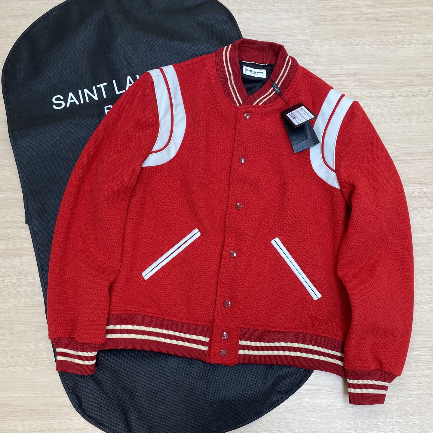 NO:722898,.SLP wool splicing baseball jacket, baseball jacket, channel boutique, the most popular baseball jacket for fashionable men and fashionable women. There are versions at all levels in the market (the details must be compared). The most powerful quality control. Production and research of baseball uniforms for 10 years. Exquisite details. With it, you are the most beautiful boy in the universe. Painted full-plane four-button buckle (button with LOGO). The average weight of the fabric is nearly 900 grams, made of wool + nylon blend.  Custom-woven and dyed wool has high color fastness, but it is recommended to dry clean it for the first time. Please do not machine wash. 'The knitted ribs at the hem are also custom-woven.' 'Small white details of the thread: it must be off-white and a little yellowish to give it a sense of luxury.' The shoulders are spliced with genuine leather, including the pockets, which are also edged with genuine leather. The softness of the leather is very good with the wool. The lining is made of silky and delicate cupro fiber.  The lining pocket only has buttons on the right side. It can be worn directly against the body and is extremely comfortable. Same style for men and women. Size 46-58.,Saint Laurent-clothing,loro piana,saint laurent,jackets & coats,jackets & coats,19860909.SLP羊毛拼接棒球夹克 棒球服外套 渠道精品 潮男潮女ZUI爱的棒球服夹克 市场各级版本都有(细节一定要对比) 最牛X的实力品控 生产研究棒球服10个年头 细节精致 拥有它,你就是全宇宙的最靓的仔. 烤漆面全平面四合扣(纽扣带LOGO) 面料克重平均近900克,采用羊毛+睛纶混纺 定织定染的羊毛呢 拥有较高的色牢度 但是 初次洗涤还是建议先进行干洗 请勿机洗 《下摆的针织罗纹也是定织的》 《螺纹白色小细节:一定是米白色的 有点淡黄的感觉 才会带出高级感.》 肩部位置是真皮拼接 包括口袋上也是真皮包边 皮质柔软特性很好的与毛呢对接 内衬是丝滑细腻的铜氨纤维材质 内衬口袋只有右边带纽扣 直接贴身穿着 舒适无比. 男女同款 码数46-58.,圣罗兰-服装,loro piana,saint laurent,jackets & coats,jackets & coats,,Women's clothing