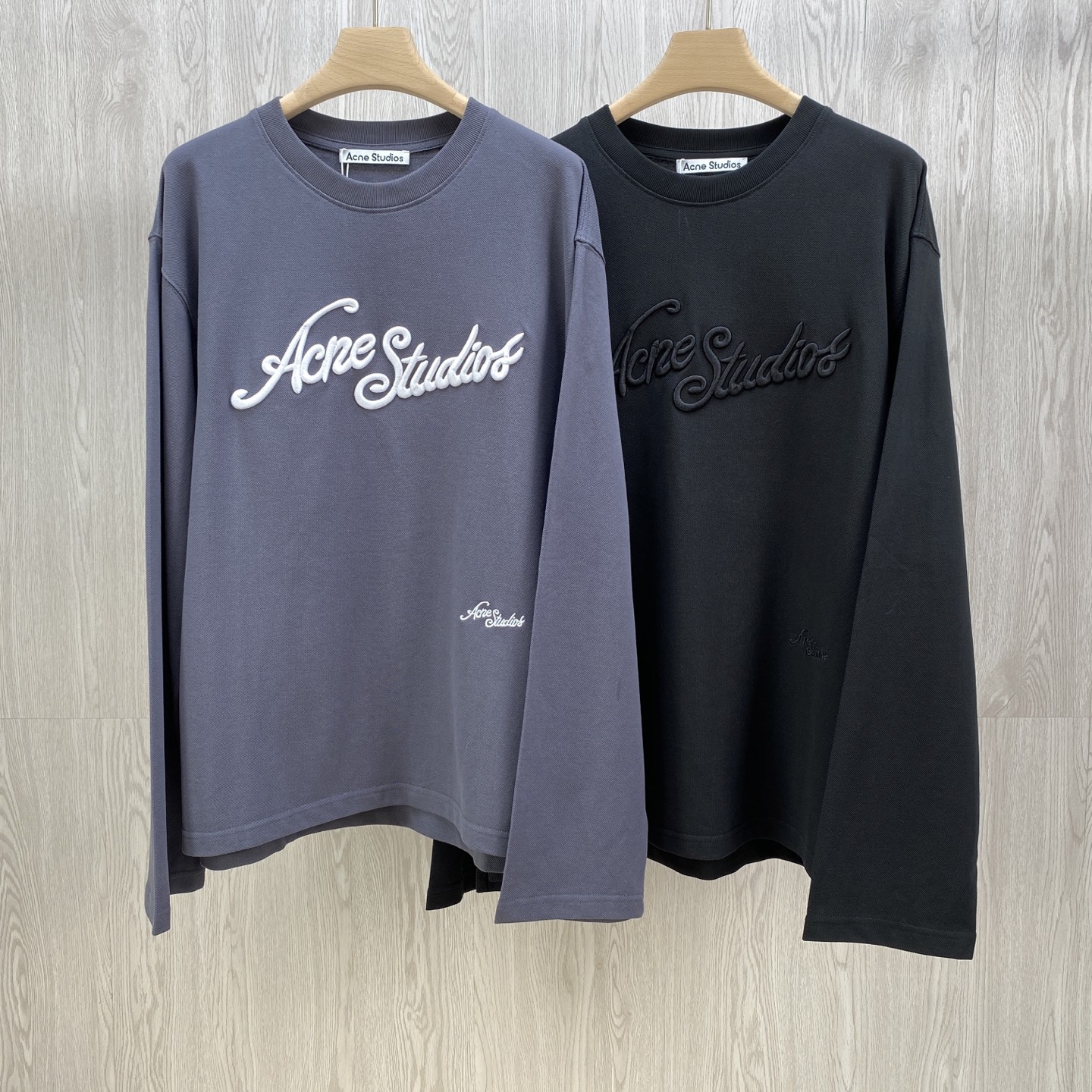 NO:548439,25 early autumn new model~Ac** Beaded cotton cement grey long-sleeved T-shirt Ac** This wave of kings in early autumn 2025 must be locked!  The same style as men and women cement gray long sleeves, with 'celebrity private clothing atmosphere' and the fashionable focus is on!  The silhouette is loose and tailored, and you can understand the slack feeling. Whether you are wearing a layered sweatshirt or wearing wide-leg pants alone, you can wear it with a 'lazy and effortless' high-end style, hiding the flesh and showing your aura~ The fabric is super pearl floor cotton!  Breathable mesh structure, it is refreshing and not sweaty when wearing in slightly hot autumn weather. It is soft and has muscles and bones. It feels draped. It looks like it is wrapped in clouds, and the comfort is directly full. The three-dimensional embroidery logo on the chest is full of recognition. Cement gray comes with advanced filters. It is a very popular look when walking on the street. The password for the same outfit of celebrities is easy to get!  Whether it is citywalk or music festival explosion, put it on, fashionable physique awakens directly, early autumn wardrobe C position reservation, close eyes and enter without losing~ Men and women same style, gray black S-XL code. Flat measurement 1-3CM error S: Shoulder width 54 bust 112 clothes length 70 sleeves 63 M code: Shoulder width 55 bust 116 clothes length 72 sleeves 64 L code: Shoulder width 56 bust 120 clothes length 74 sleeves 65 XL code: Shoulder width 57 bust 124 clothes length 76 sleeves 66 Girls choose S code; Boys choose S code below 140 catties; 140-160 catties M code; 160-180 catties L code; 180-200 catties XL code.,,hoodie, sweatshirts,tees,t-shirt,alexander  wang1986090925早秋新款~Ac**珠地棉水泥灰长袖T恤  Ac** 2025早秋这波王炸,必须锁死！男女同款水泥灰长袖,自带「明星私服氛围感」 时髦精盯紧！廓形宽松剪裁,把松弛感玩明白了,不管是叠穿卫衣、单穿配阔腿裤,都能穿出「慵懒不费力」的高阶范儿,藏肉又显气场～ 面料是超绝珠地棉！透气网眼结构,早秋微热天气穿也清爽不闷汗,软乎乎又有筋骨,垂坠感拿捏,贴身穿像被云朵裹住,舒适度直接拉满  胸前立体刺绣 Logo 辨识度拉满,水泥灰自带高级滤镜,走在街上回头率爆表,明星同款穿搭密码轻松 get！不管是citywalk 还是音乐节炸场,套上它,时髦体质直接觉醒,早秋衣柜 C 位预定,闭眼入不亏～ 男女同款,灰色 黑色 S-XL码. 平铺测量1-3CM误差 S码:肩宽54胸围112衣长70袖子63 M码:肩宽55胸围116衣长72袖子64 L码:肩宽56胸围120衣长74袖子65 XL码:肩宽57胸围124衣长76袖子66 女生选择S码； 男生 140斤以下选择S码；140-160斤选择M码； 160-180斤选择L码；180-200斤选择XL码.,,hoodie,sweatshirts,tees，t-shirt,alexander wang,Men's clothing