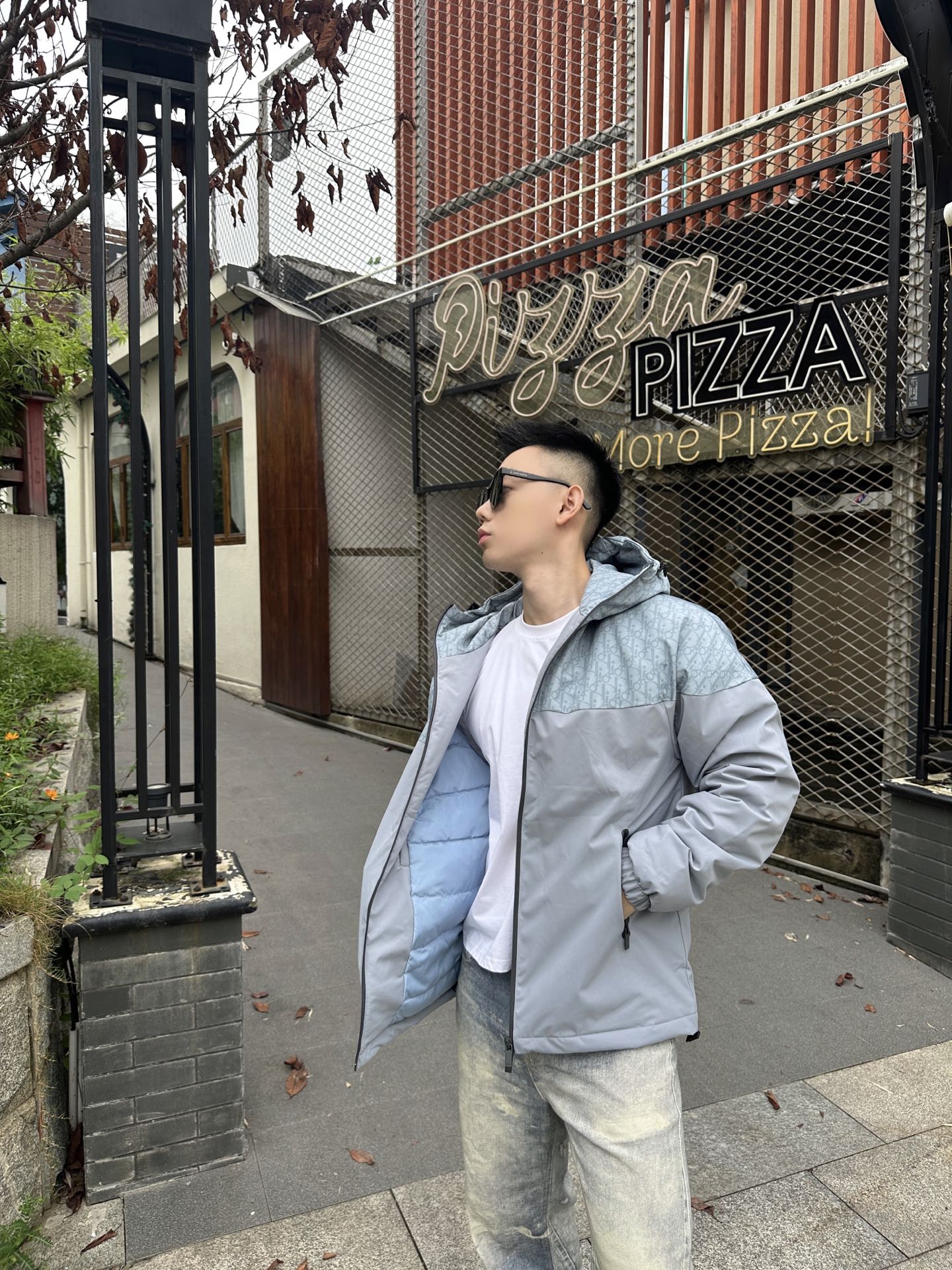 NO:572332,Down jacket -. CD jacquard splicing jacket down jacket Dior hooded down jacket The first heavy-duty down jacket, the same style for men and women. Uses excellent high-tech waterproof short-fiber nylon fabric, waterproof zippers. 90 white duck down filling, the warmth and comfort are self-evident, and it is filled with good down. The whole dress is very light and not heavy. Complex heavy-duty craftsmanship is not something ordinary small factories can do. The better things are, the less necessary to introduce them. Detailed pictures. Color black  Gray size 46-48-50-52,,dior,down jacket,hats,alexander wang19860909羽绒服-. CD提花拼接冲锋衣羽绒服 Dior连帽羽绒服 重磅首发重工羽绒服,男女同款. 使用出色的高科技防水性能短纤尼龙面料,防水拉链.90白鸭绒填充,保暖度舒适度不言而喻,充好绒 整件衣服非常轻盈不厚重 复杂重工工艺,不是一般小厂能做得得出来的,越好的东西越是不需过多介绍了,细节图细品 颜色黑色 灰色 尺码46-48-50-52,,dior,down jacket,hats,alexander wang,Men's clothing