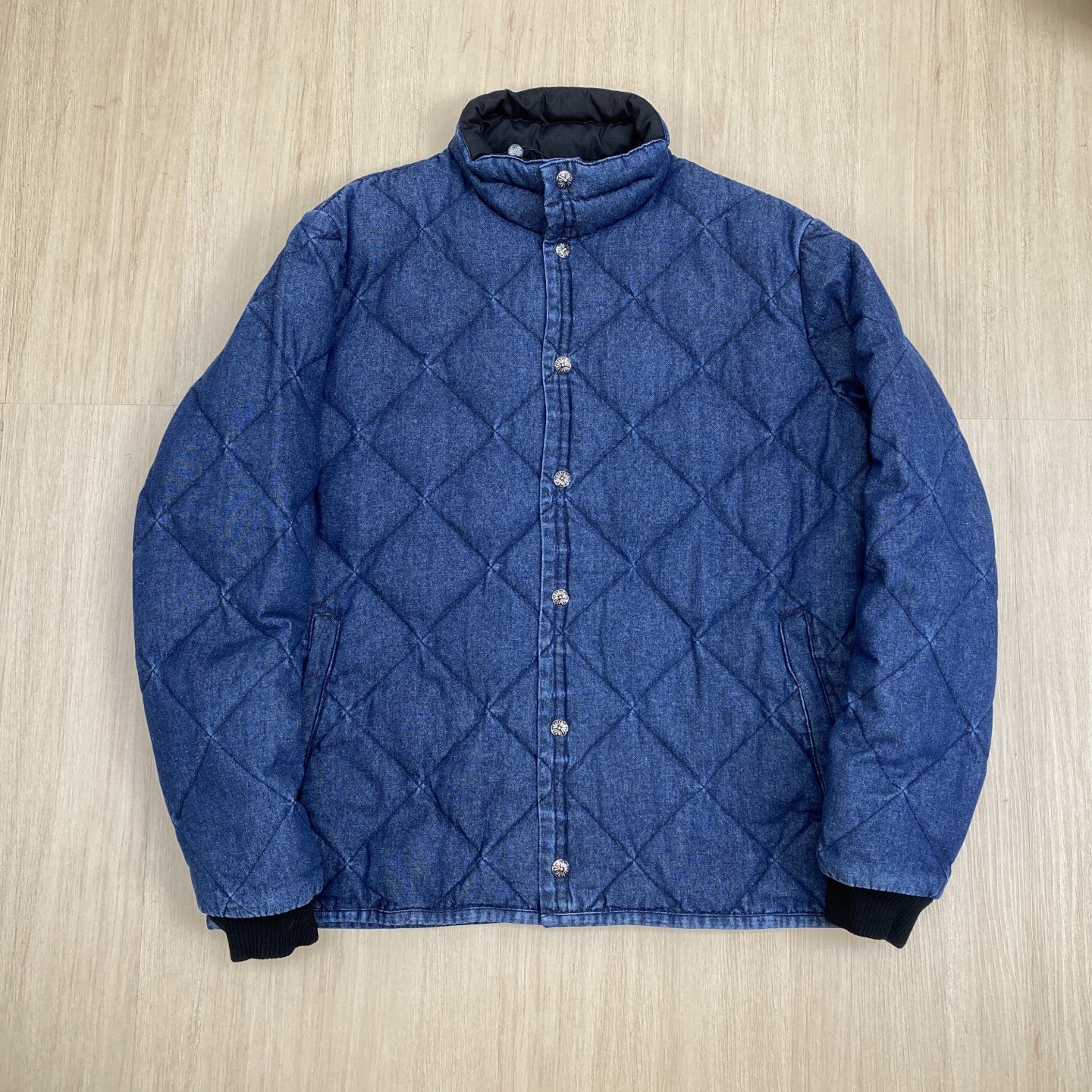 NO:573214,CH Croixin 25 autumn and winter men's fashionable denim down jacket, light luxury fashion casual style, light, warm and soft!  The low-key series is fashionable and versatile, just stylish!  Foreign trade order model, a super fairy item!  As a brand that everyone must look up to, their control over the supply of goods is unsurprisingly strict. This is a very cool, light and elegant hooded down jacket. It has a more attractive logo badge; stand-up collar design, functional diagonal pockets on both sides, easily demonstrate brand recognition and super specifications and performance, and the upper body is absolutely eye-catching!  !  !  The overall material is also super durable!  Made of fabrics imported from Italy, it has the high-end feel of a century-old brand. It is filled with 90% white duck down. The whole body is quilted with full down, full of fluffiness and extremely elastic. The outer layer is nylon fabric. The shape is perfect, fashionable and not bulky. It interprets the simple aesthetic style of the series. The upper body is light and warm, and has a perfect cold-proof effect! ! A high-street luxury product with both appearance and performance online at the same time, it is definitely a super heavy hit on the street. Color blue Code number S M L XL,, chrome  hearts,down jacket,hats,alexander wang19860909CH克罗心 25秋冬男士时尚牛仔羽绒服 轻奢时尚休闲风格,轻盈保暖柔软！低调系列时尚百搭,就是有型！外贸订单款,超级种草的神仙单品！作为大家都要仰视的品牌,他们对货源的把控也毫无悬念的严格,非常酷炫轻盈飘逸的连帽羽绒服. 更具魅力感Logo徽章；立领设计,两侧功能性斜插的口袋,轻松的彰显品牌辨识度跟超强规格性能,上身绝对超级惹眼！！！整体的材质也是超级能打！采用意大利进口面料打造,具有百年品牌的高端触感 填充90白鸭绒.满身横线绗缝充绒饱满,蓬松感十足回弹性特别好,外层锦纶面料.版型完美,时尚不臃肿,演绎系列的简约美学风格,上身效果轻盈保暖,御寒效果满分! !一款颜值跟性能同步在线的高街奢物,绝对炸街的超级重磅 颜色蓝色 码数S M L XL,,chrome hearts,down jacket,hats,alexander wang,Men's clothing